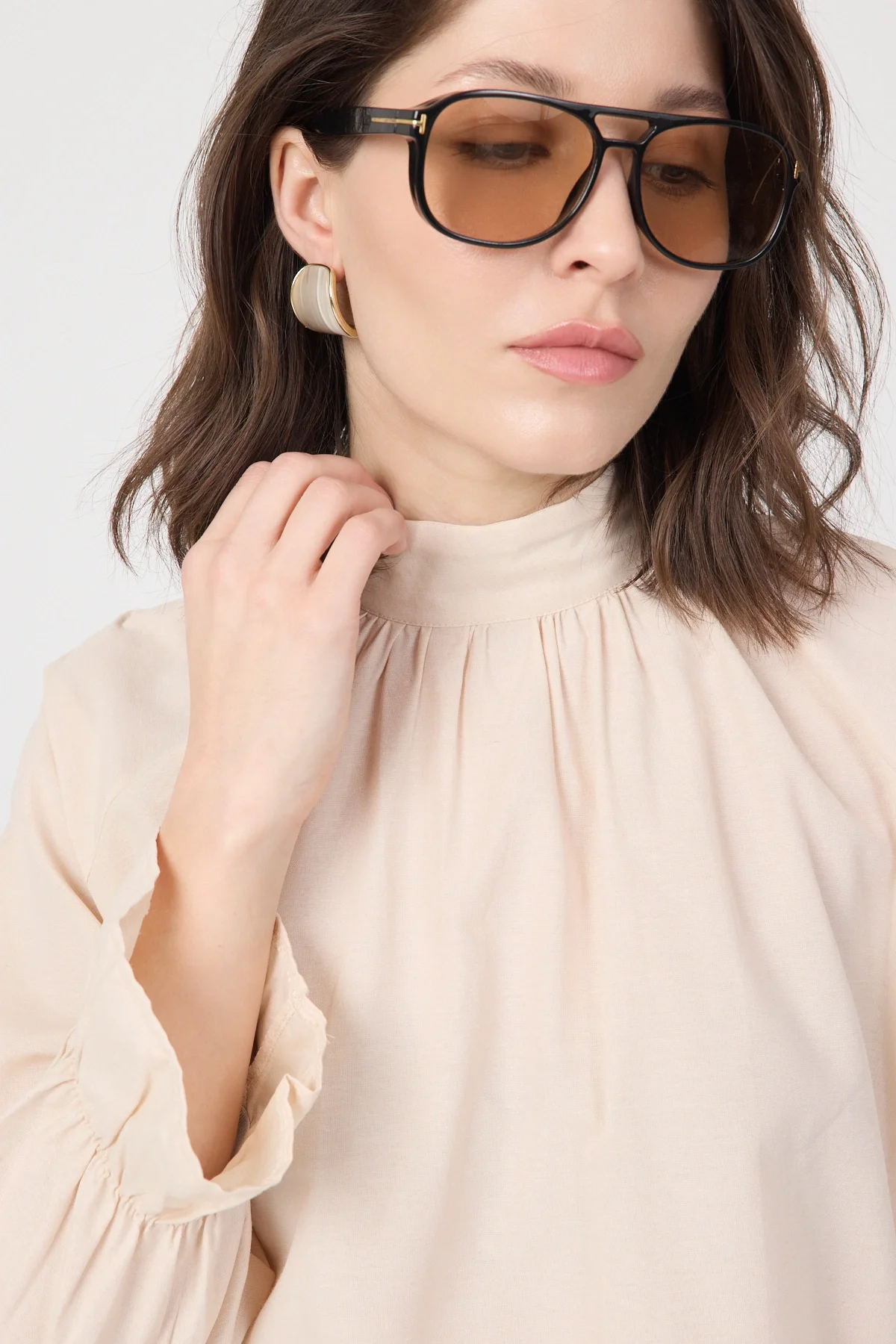 Kadın Krem Dik Yaka Büzgülü Kol Ağzı Volanlı Poplin Bluz