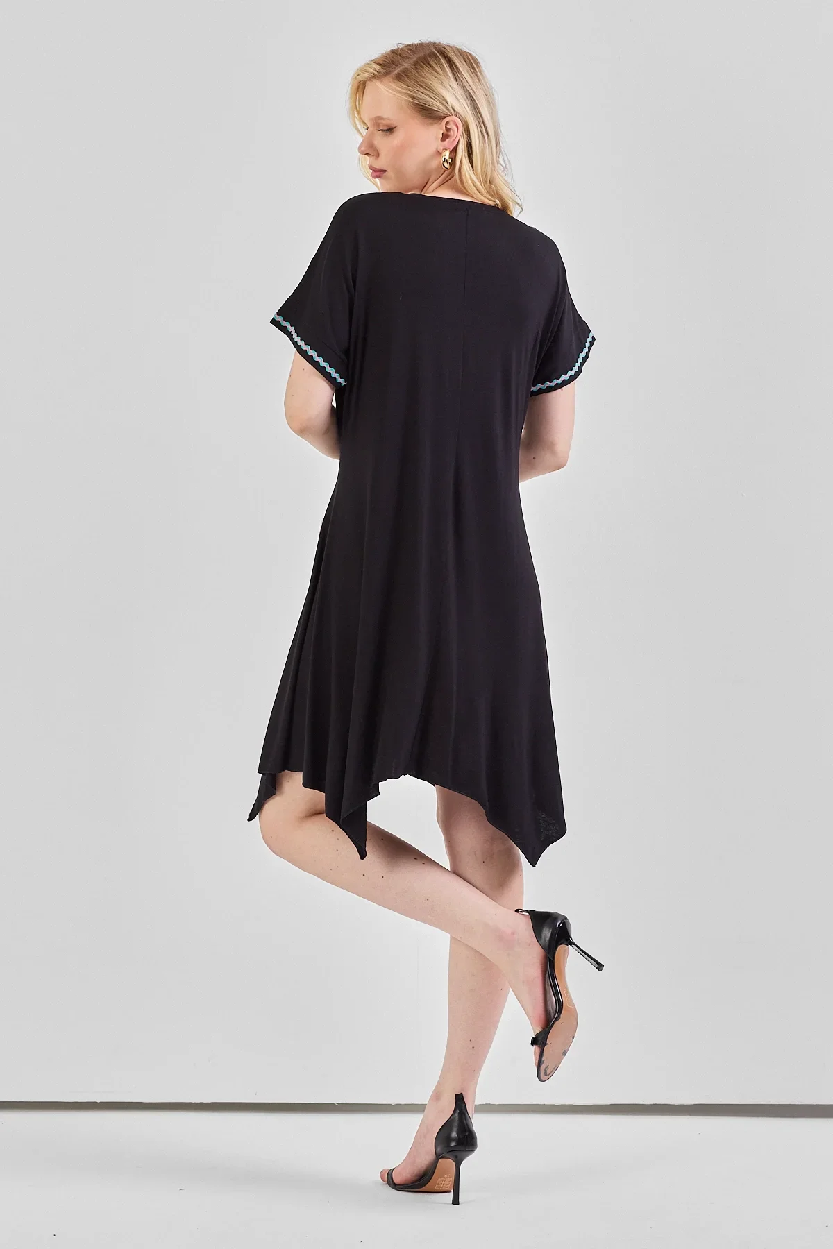 Asimetrik Kesim Biyeli V Yaka Elbise Siyah
