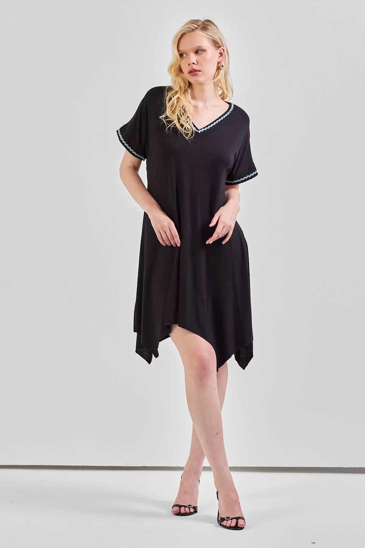 Asimetrik Kesim Biyeli V Yaka Elbise Siyah