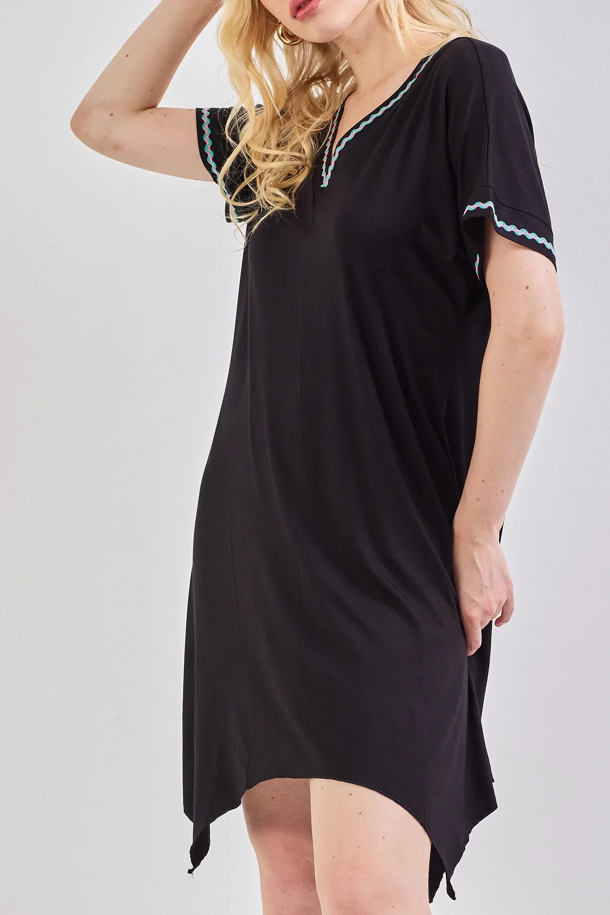 Asimetrik Kesim Biyeli V Yaka Elbise Siyah