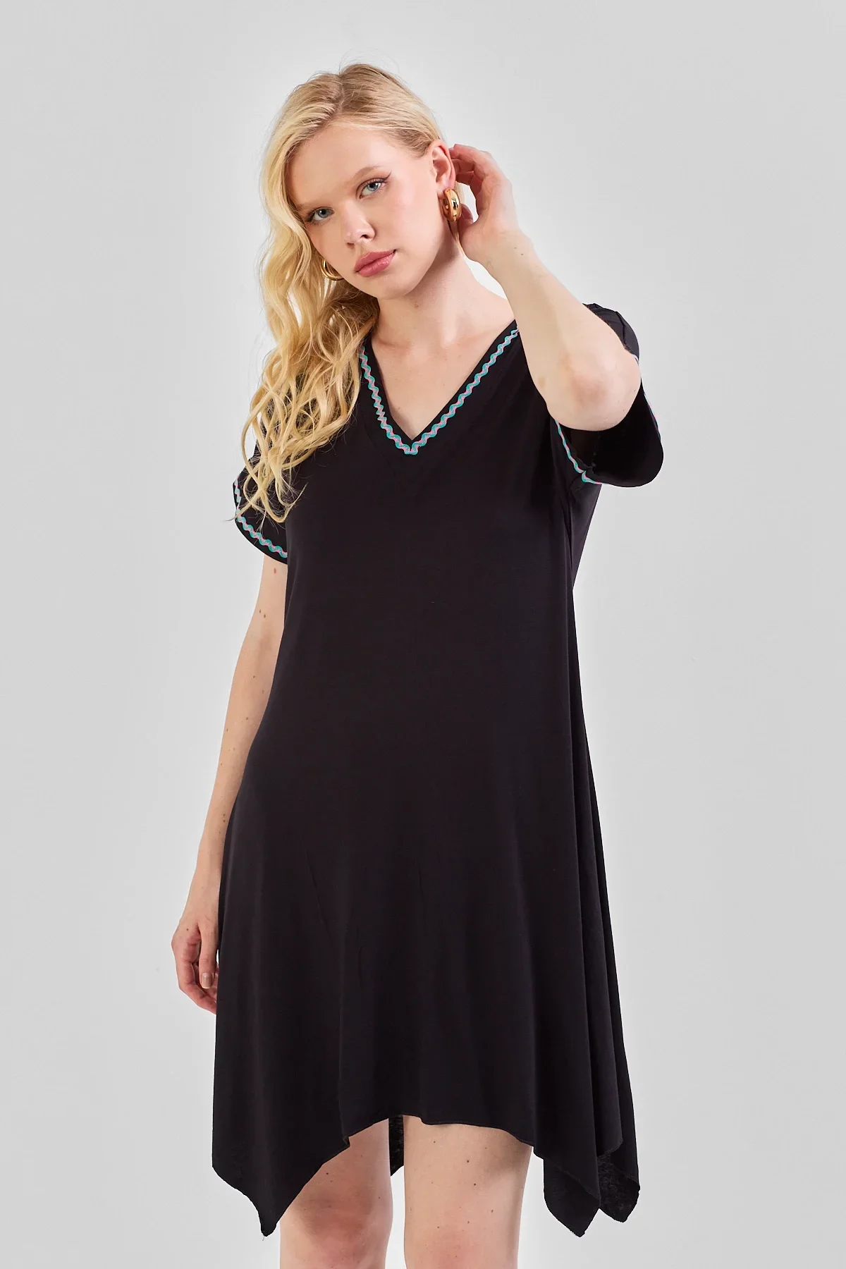 Asimetrik Kesim Biyeli V Yaka Elbise Siyah