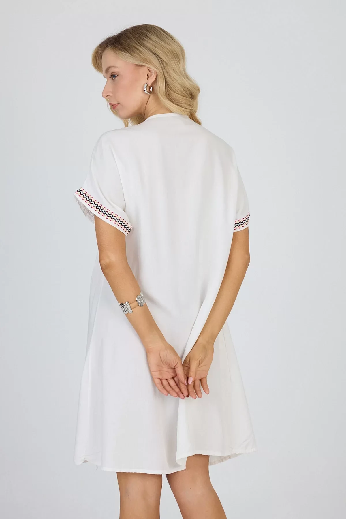 Beyaz Viskon Elbise – Yazın Vazgeçilmezi