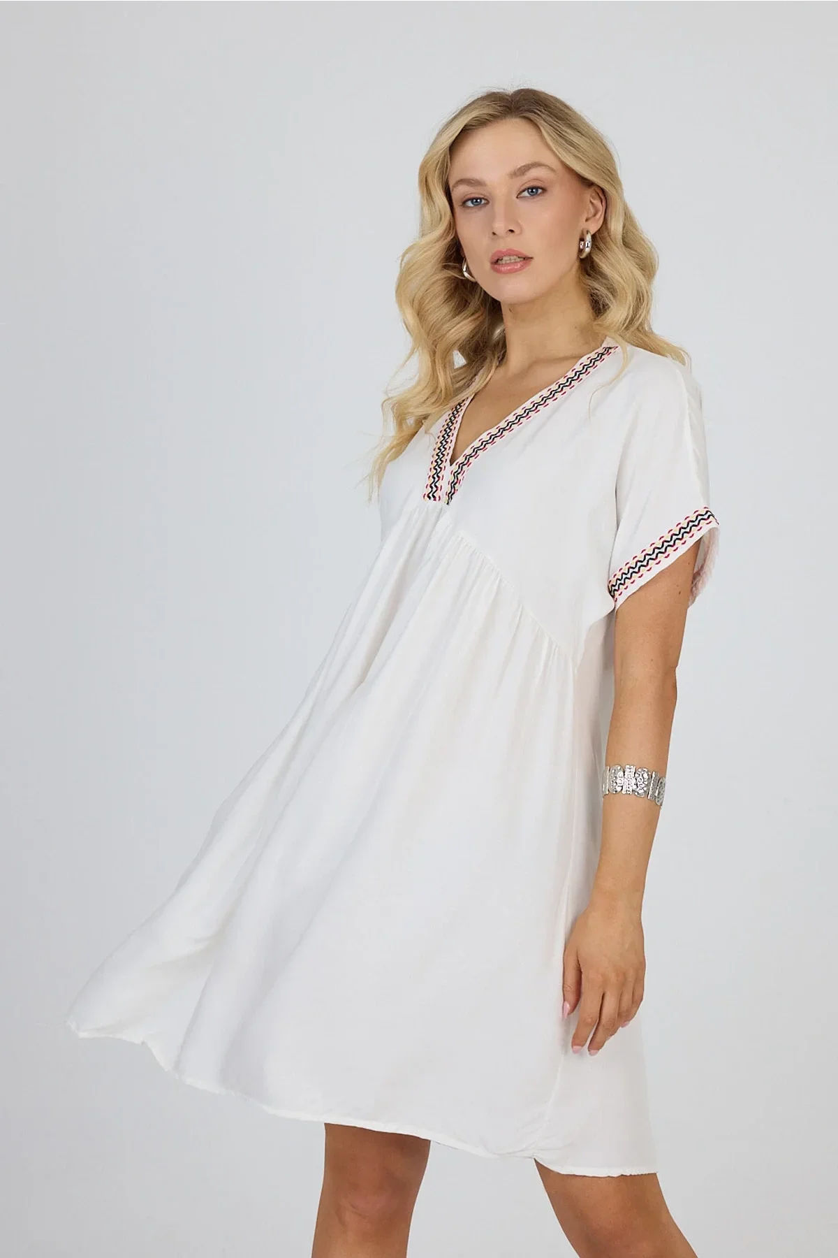Beyaz Viskon Elbise – Yazın Vazgeçilmezi