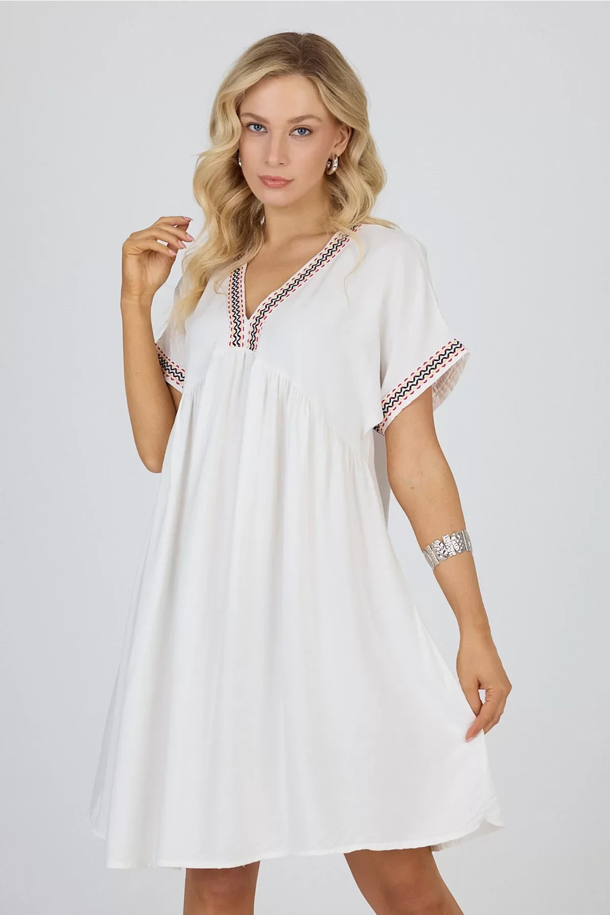 Beyaz Viskon Elbise – Yazın Vazgeçilmezi