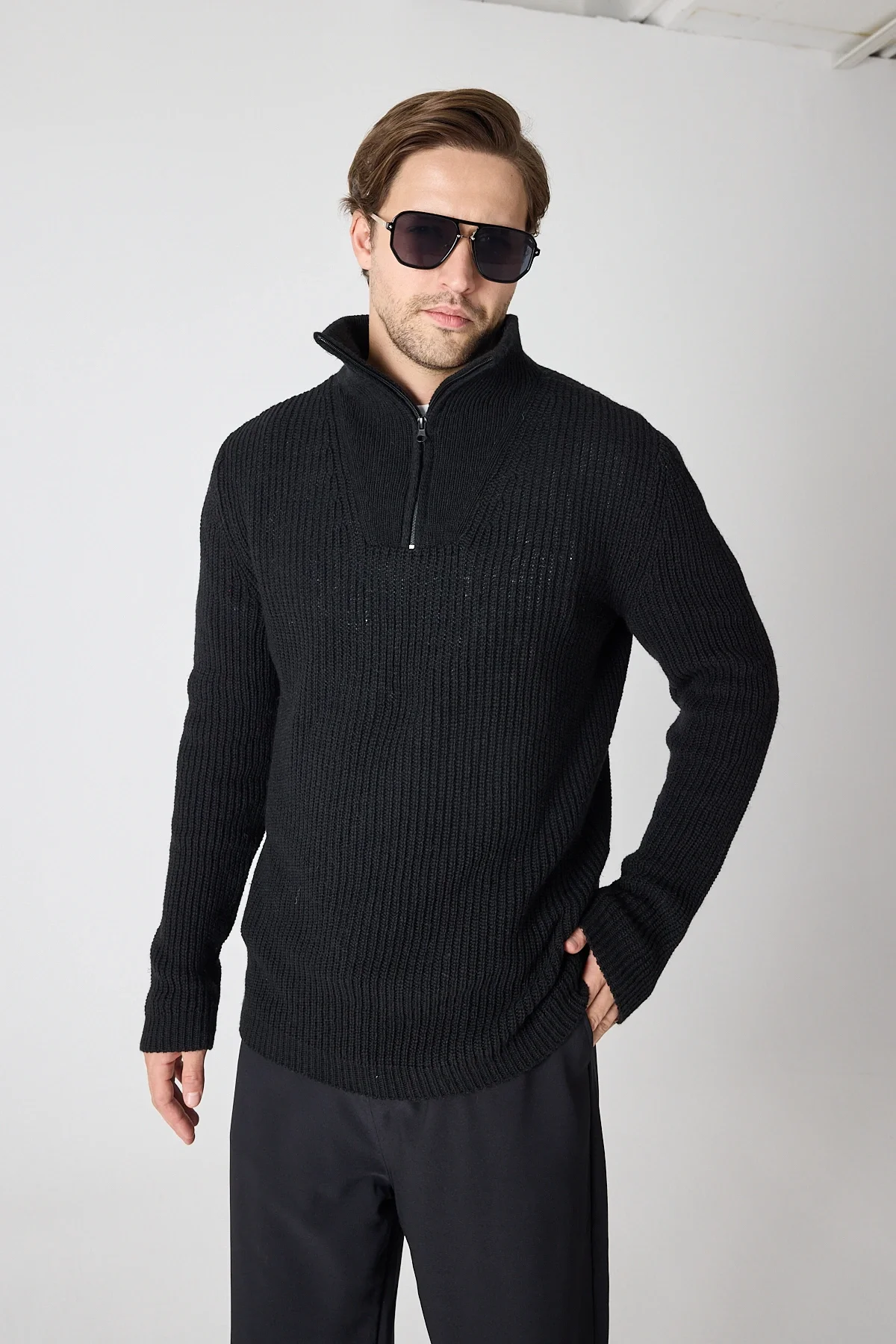 Erkek Dik Yaka Fermuarlı Triko Kazak - Siyah