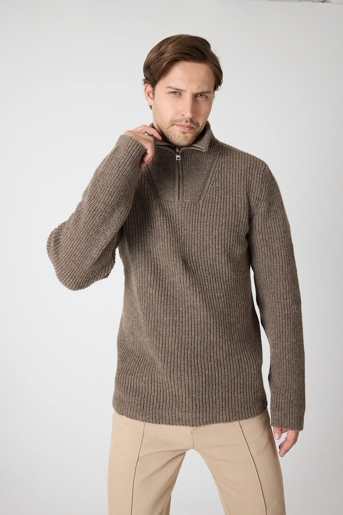 Erkek Dik Yaka Fermuarlı Triko Kazak - Vizon