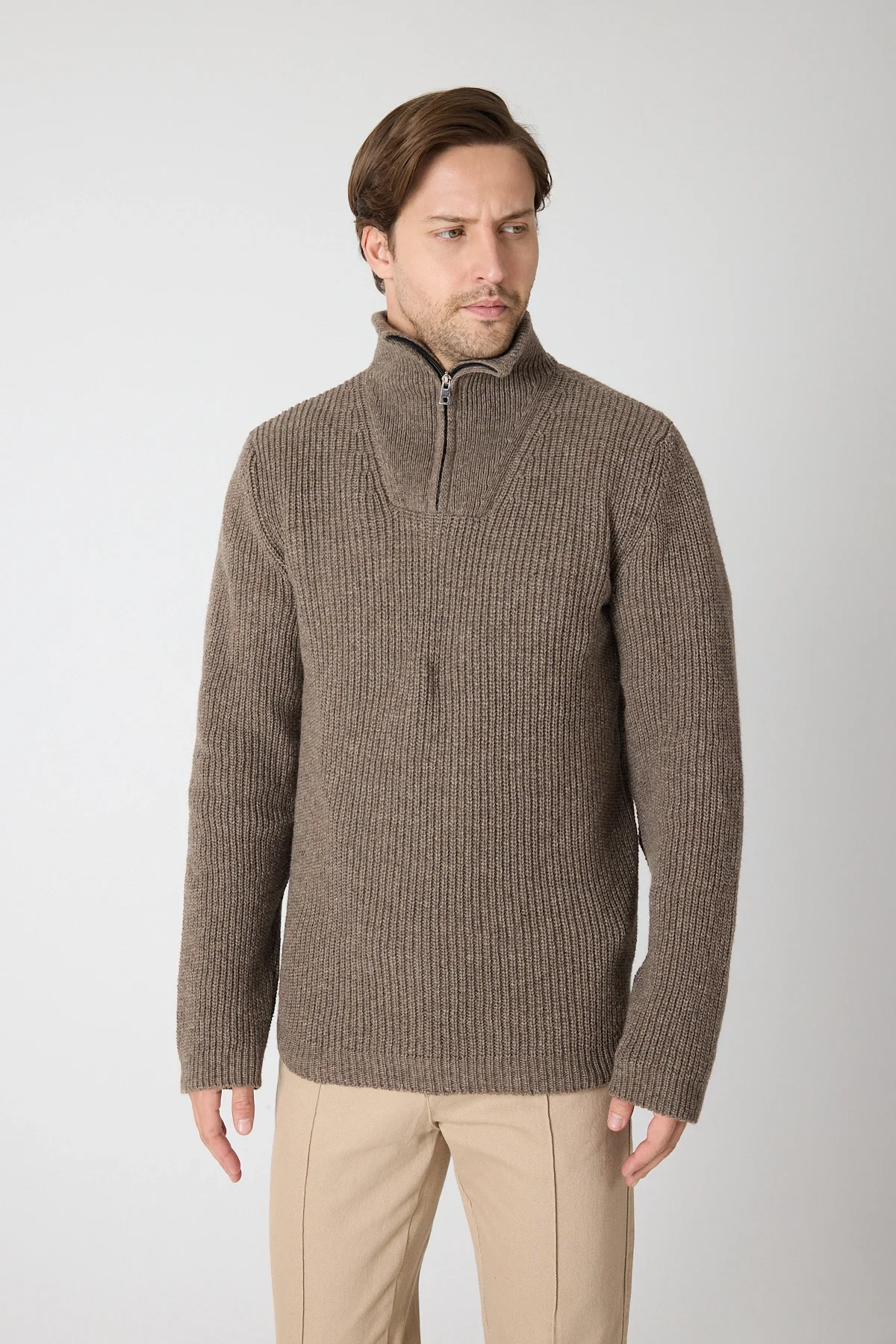 Erkek Dik Yaka Fermuarlı Triko Kazak - Vizon