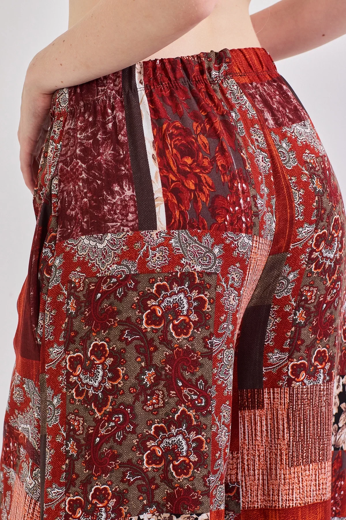 Geniş Paça Bel Lastikli Baskı Detaylı Viskon Pantolon Çok Renkli