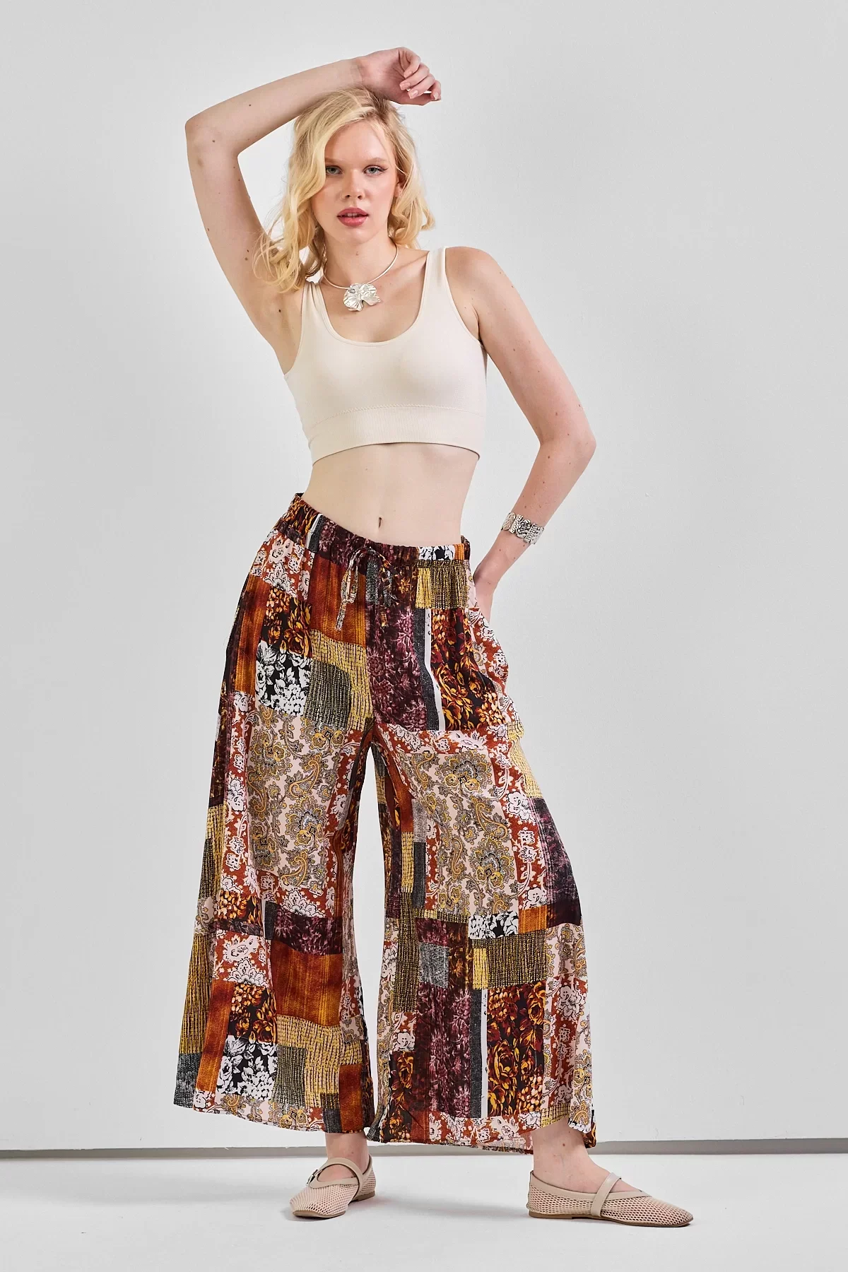 Geniş Paça Bel Lastikli Baskı Detaylı Viskon Pantolon Çok Renkli