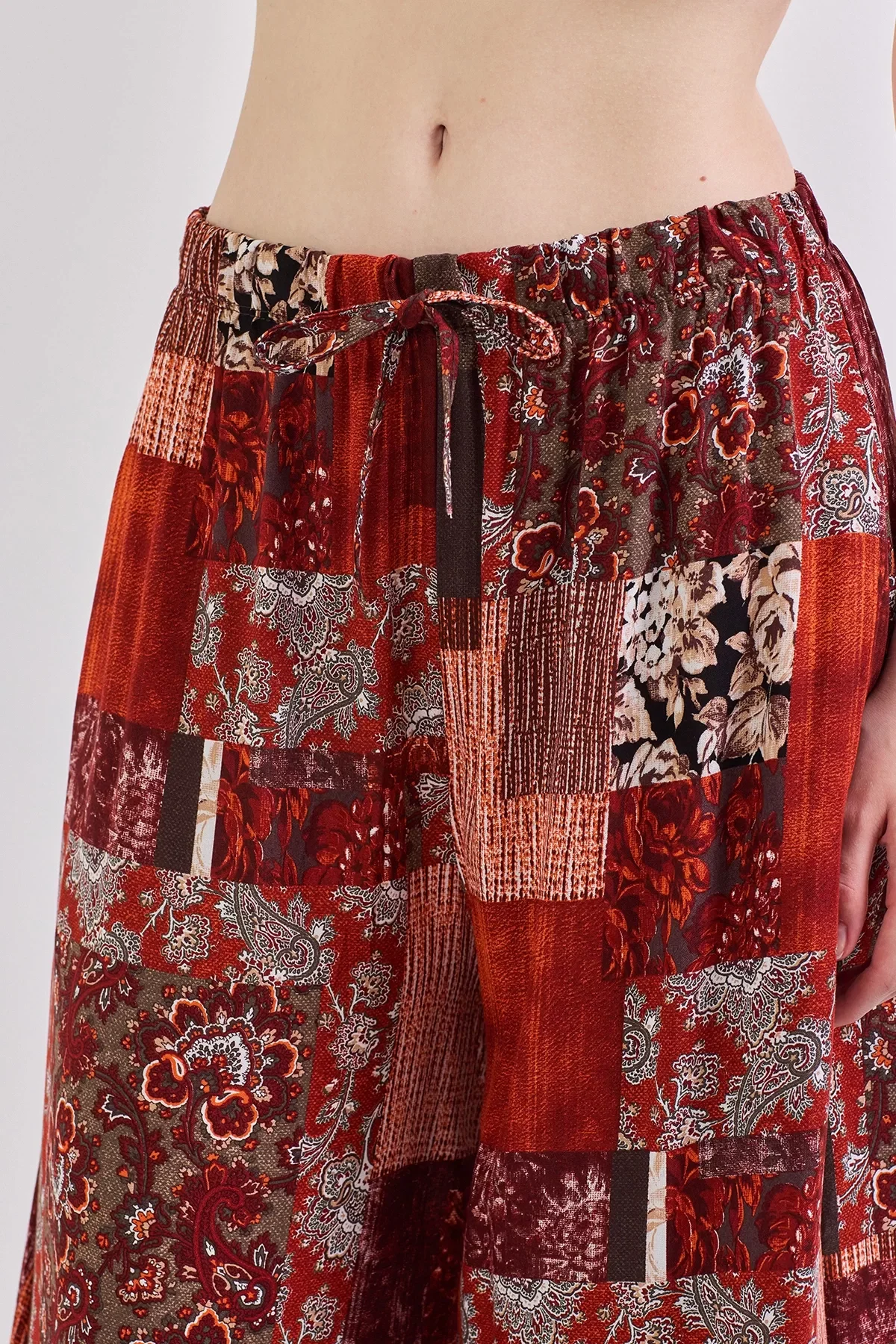 Geniş Paça Bel Lastikli Baskı Detaylı Viskon Pantolon Çok Renkli