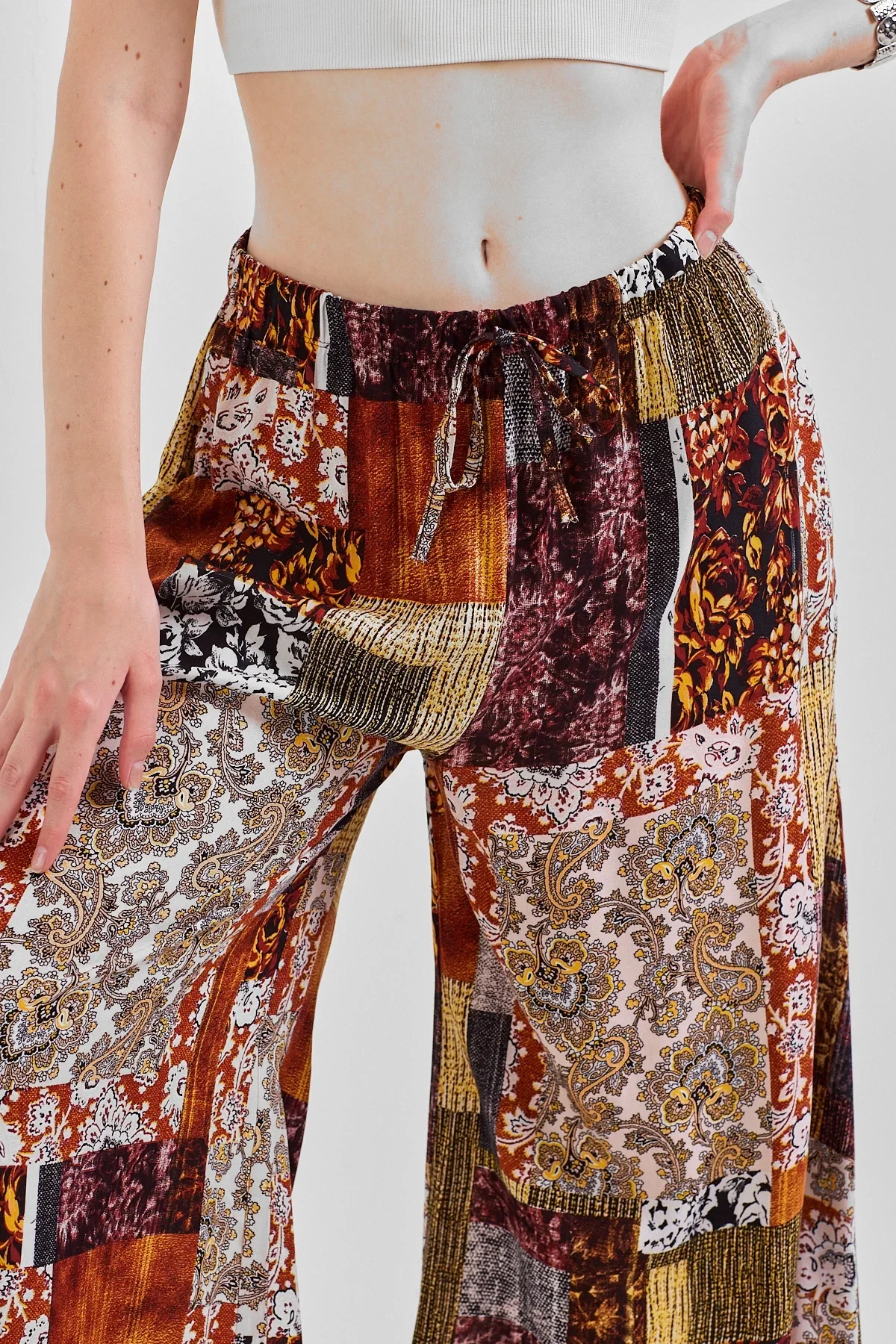 Geniş Paça Bel Lastikli Baskı Detaylı Viskon Pantolon Çok Renkli