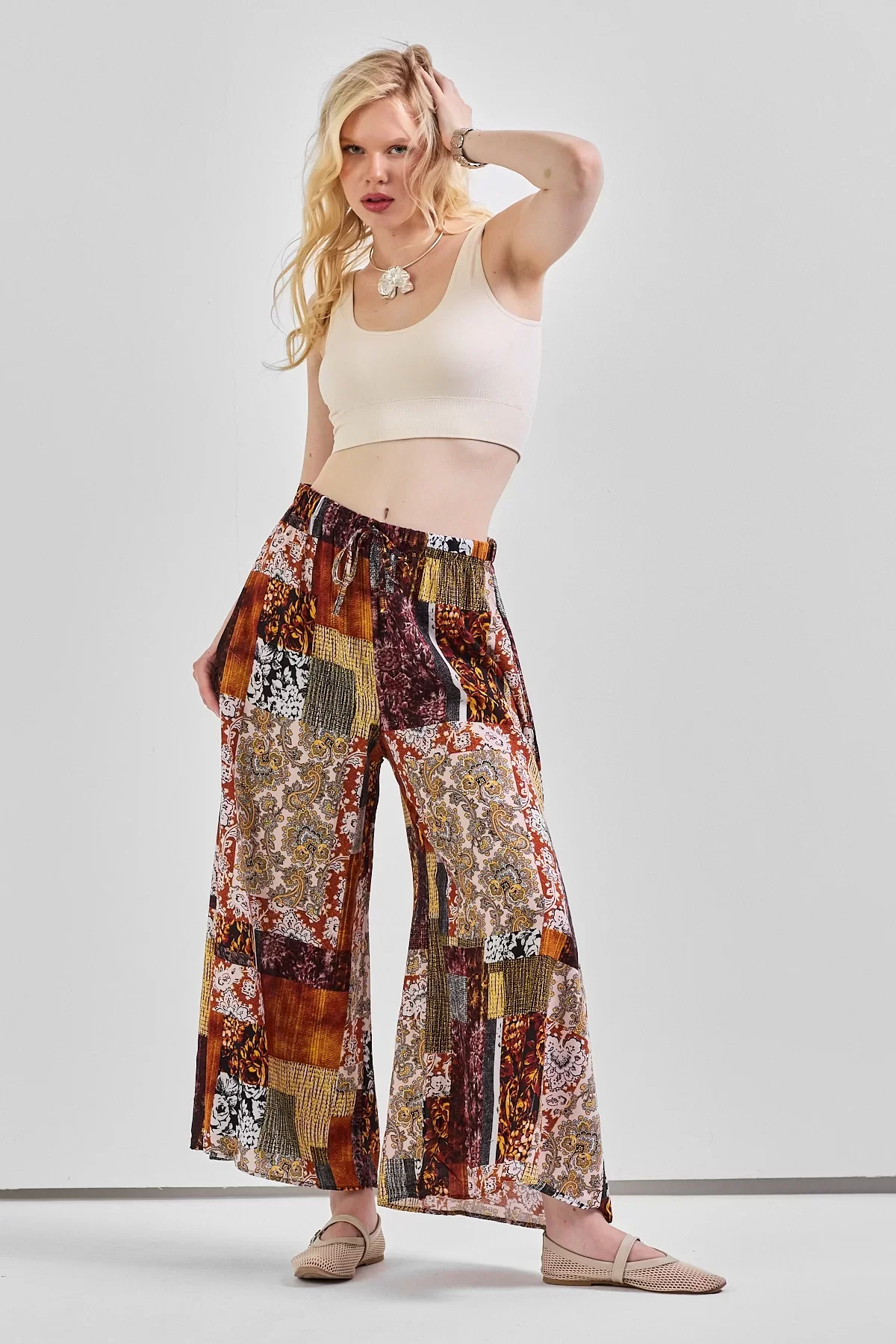 Geniş Paça Bel Lastikli Baskı Detaylı Viskon Pantolon Çok Renkli