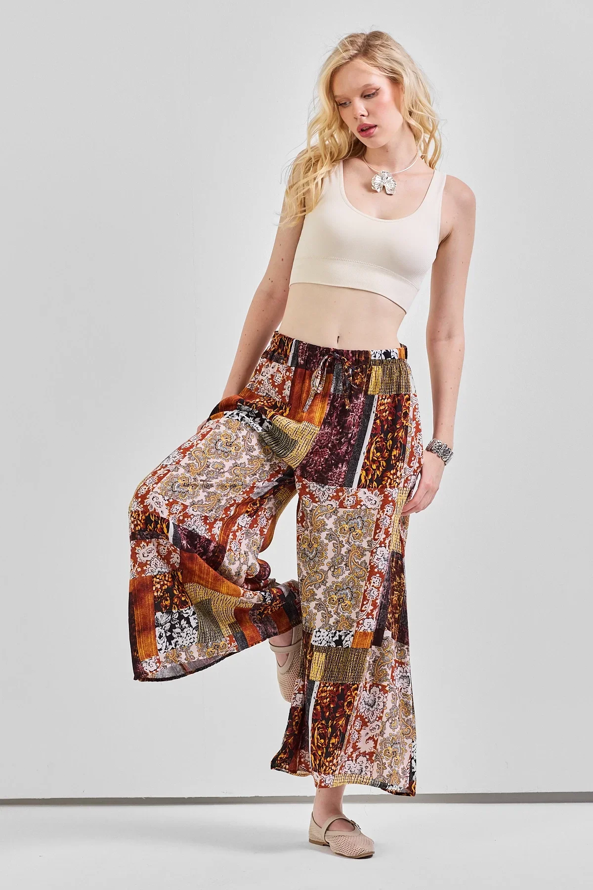 Geniş Paça Bel Lastikli Baskı Detaylı Viskon Pantolon Çok Renkli