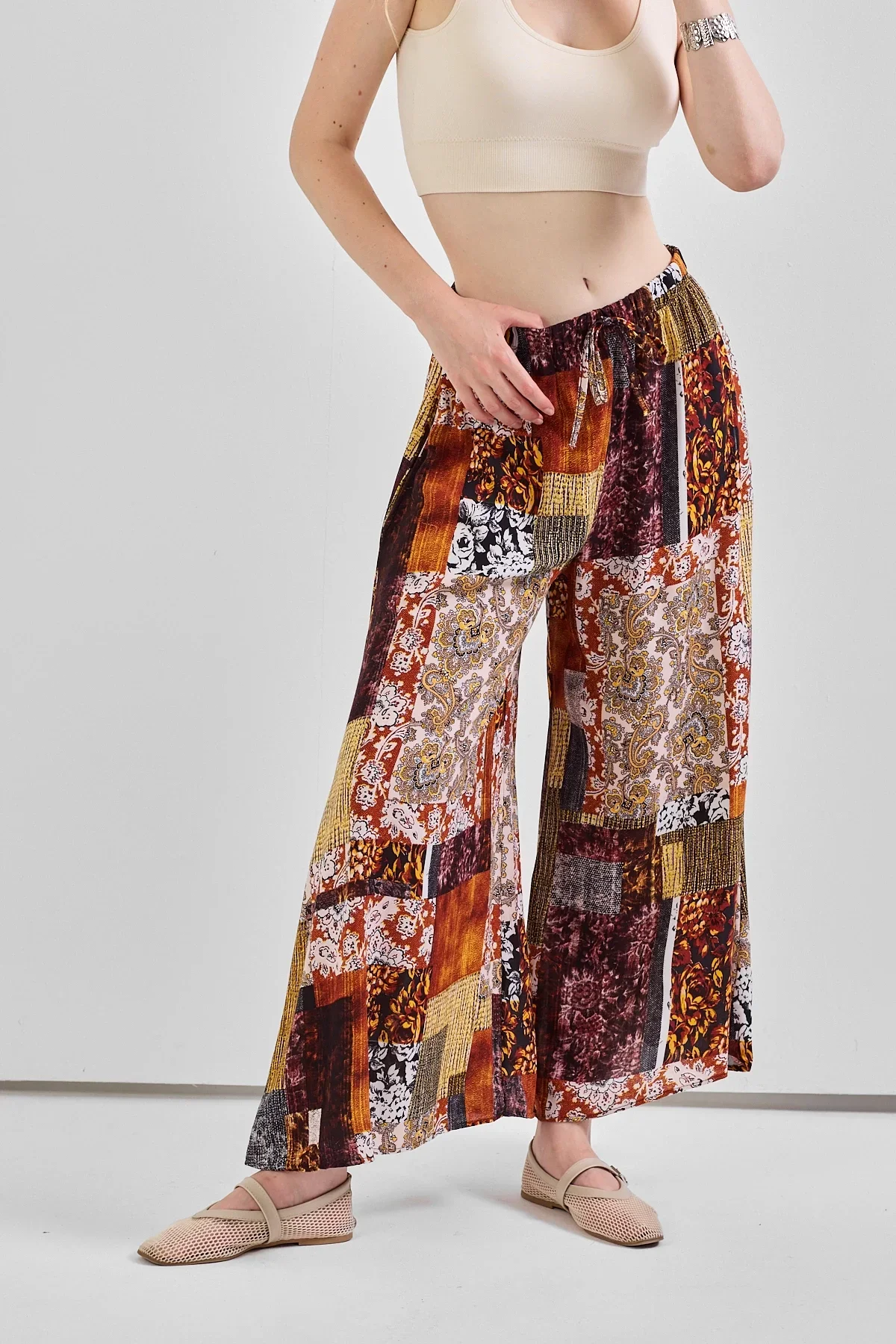 Geniş Paça Bel Lastikli Baskı Detaylı Viskon Pantolon Çok Renkli