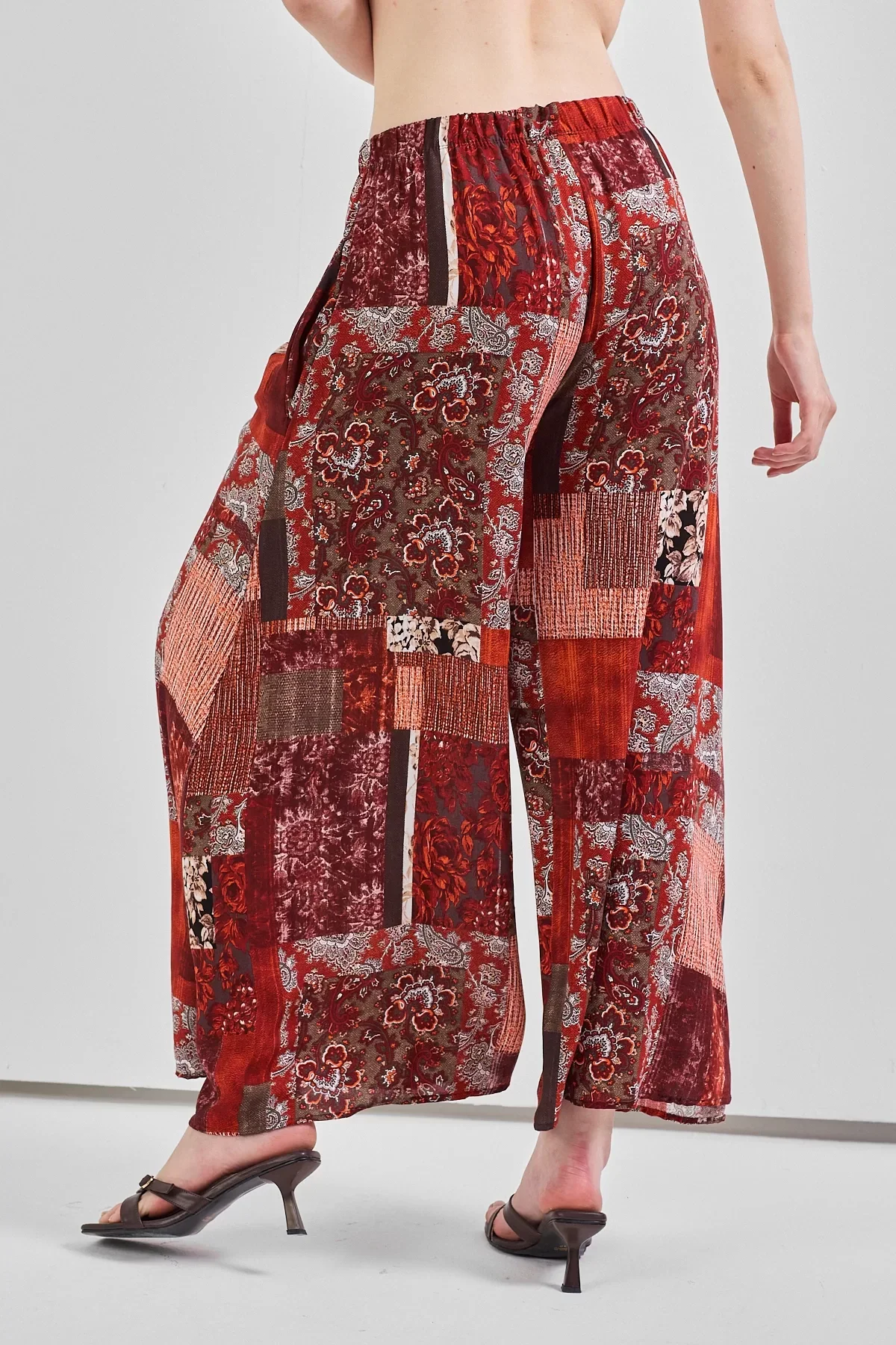 Geniş Paça Bel Lastikli Baskı Detaylı Viskon Pantolon Çok Renkli