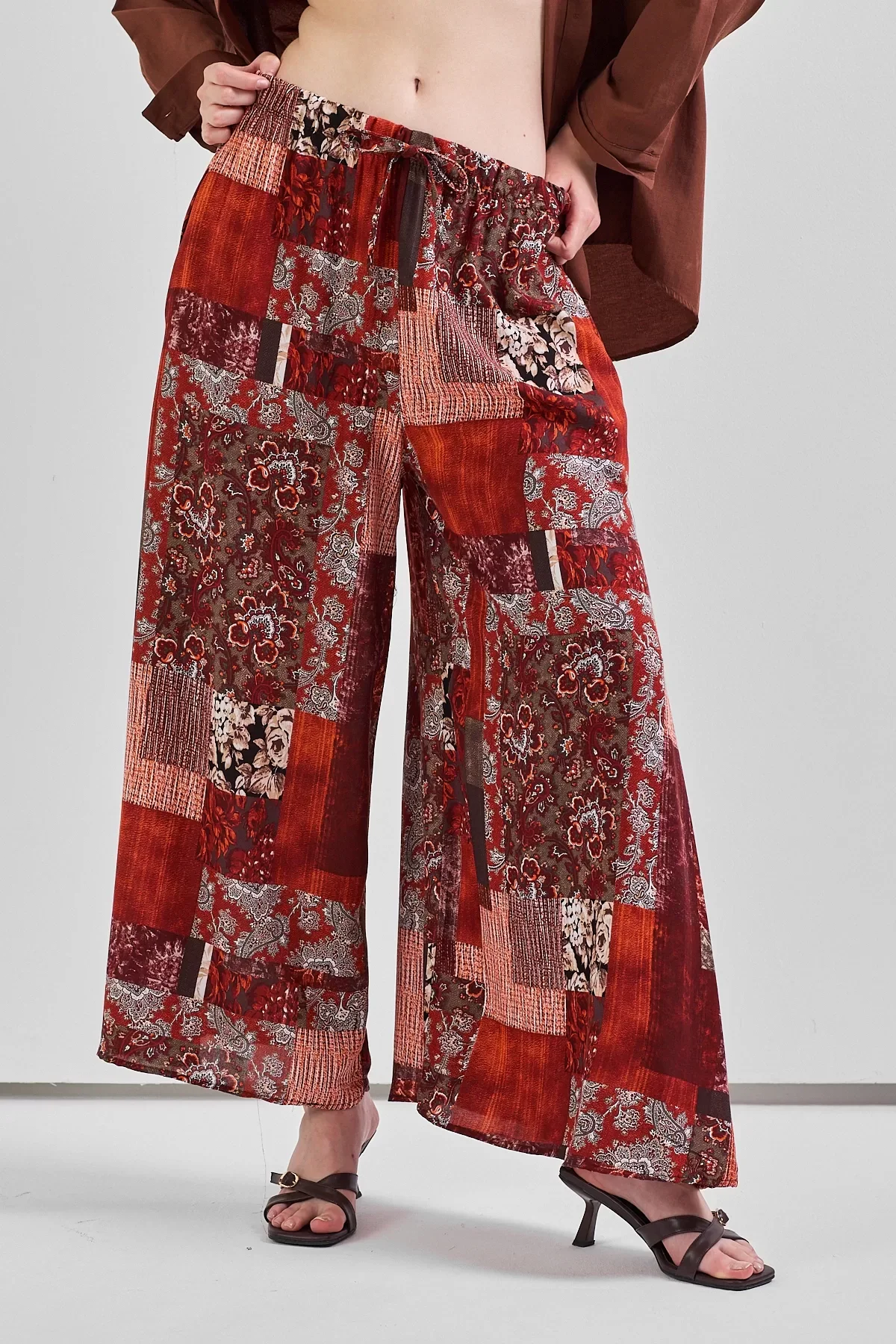 Geniş Paça Bel Lastikli Baskı Detaylı Viskon Pantolon Çok Renkli