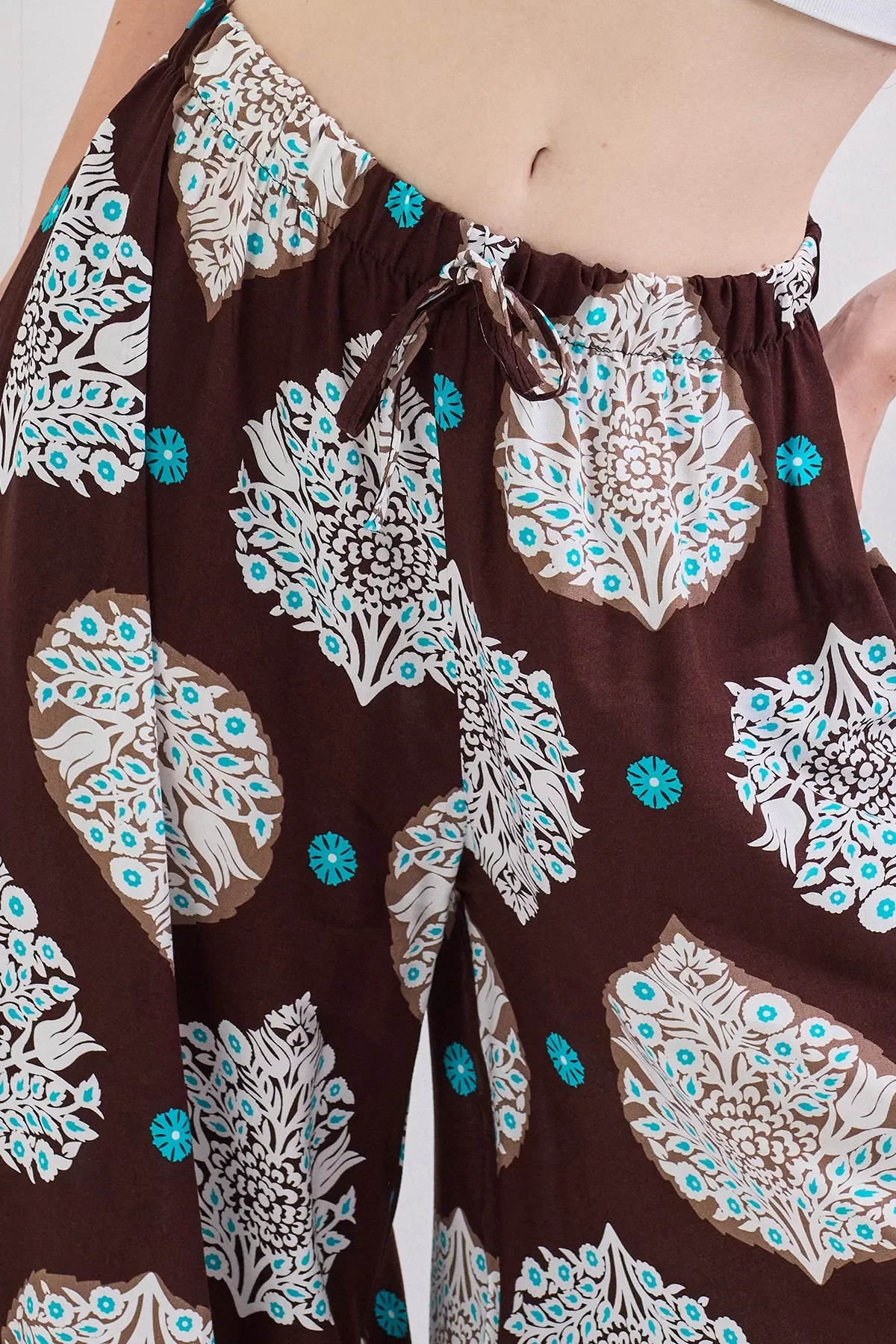 Geniş Paça Bel Lastikli Baskı Detaylı Viskon Pantolon Kahve