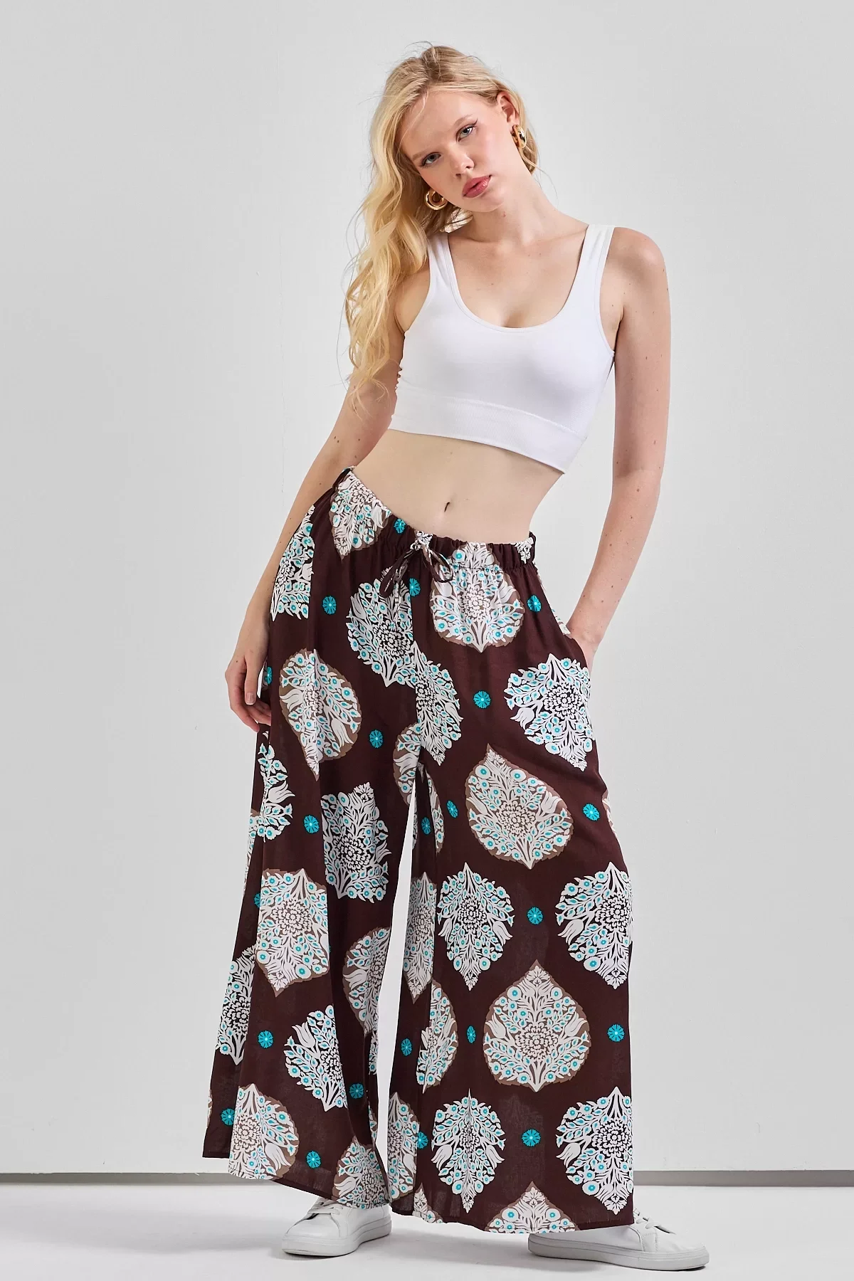 Geniş Paça Bel Lastikli Baskı Detaylı Viskon Pantolon Kahve