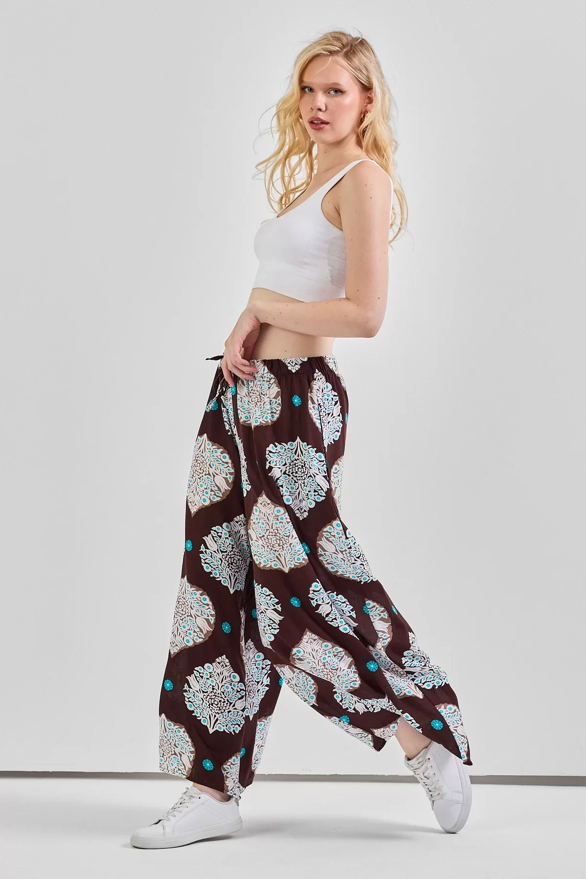 Geniş Paça Bel Lastikli Baskı Detaylı Viskon Pantolon Kahve