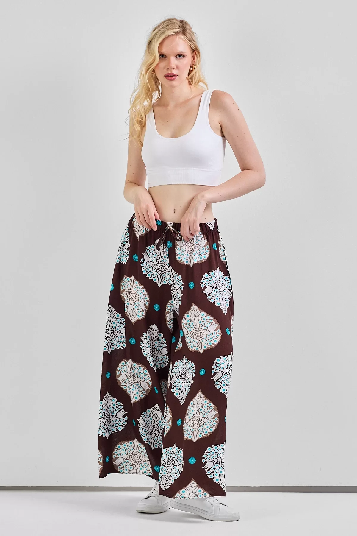 Geniş Paça Bel Lastikli Baskı Detaylı Viskon Pantolon Kahve