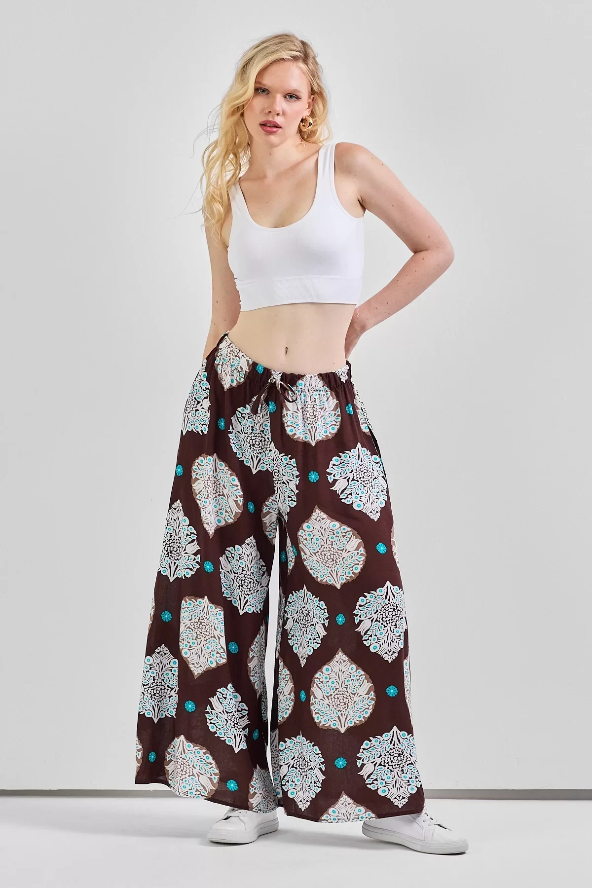 Geniş Paça Bel Lastikli Baskı Detaylı Viskon Pantolon Kahve