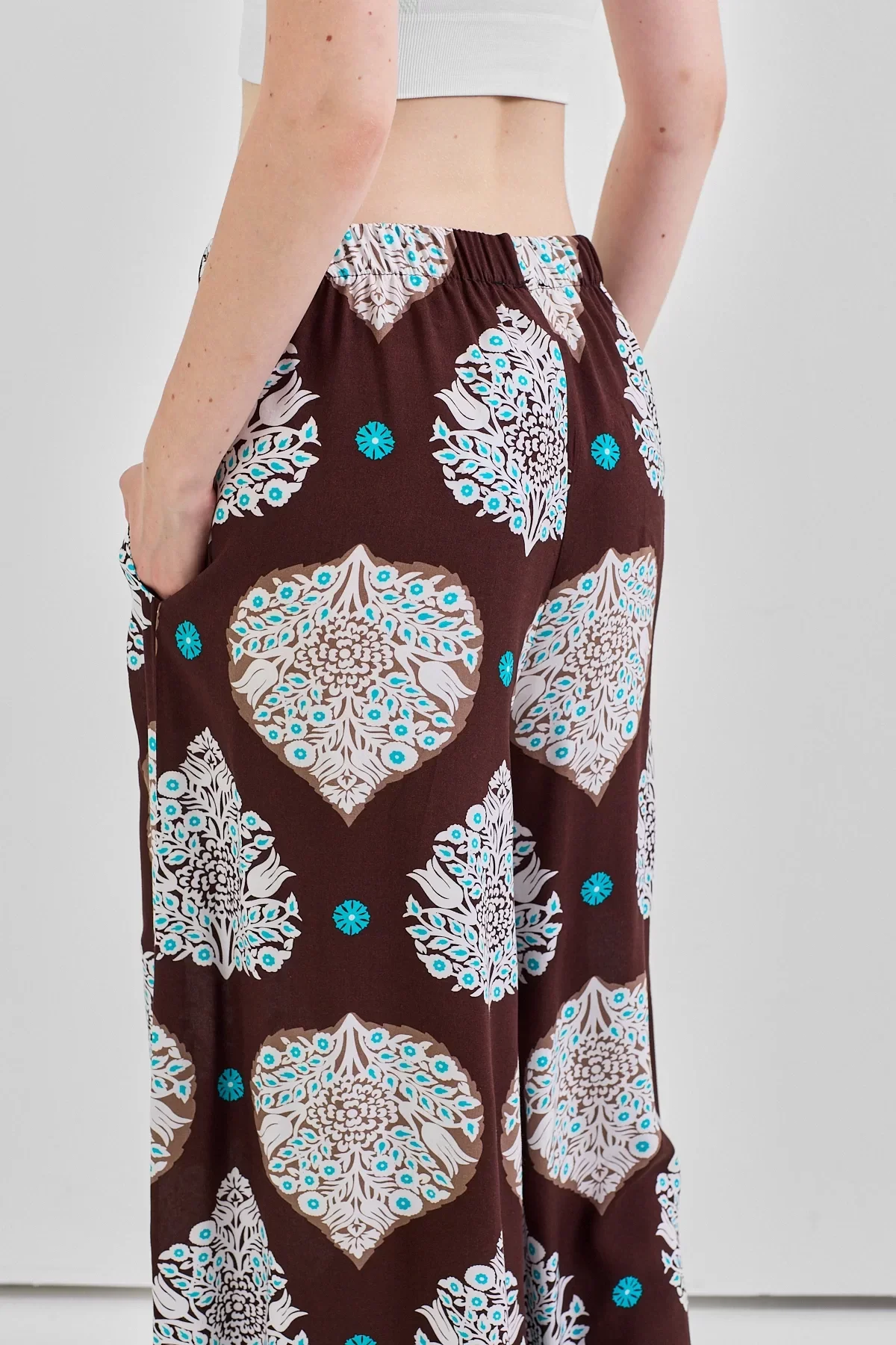 Geniş Paça Bel Lastikli Baskı Detaylı Viskon Pantolon Kahve