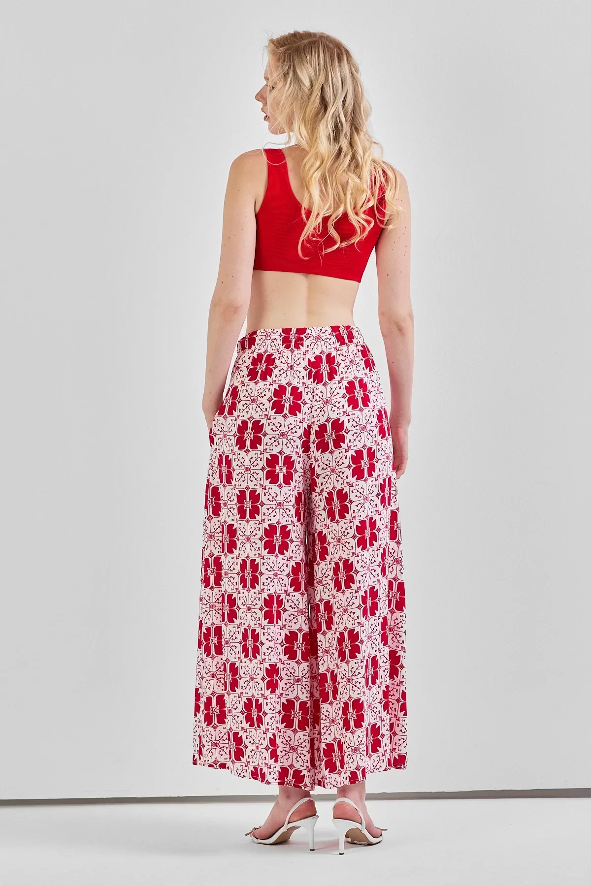 Geniş Paça Bel Lastikli Baskı Detaylı Viskon Pantolon Kırmızı Beyaz
