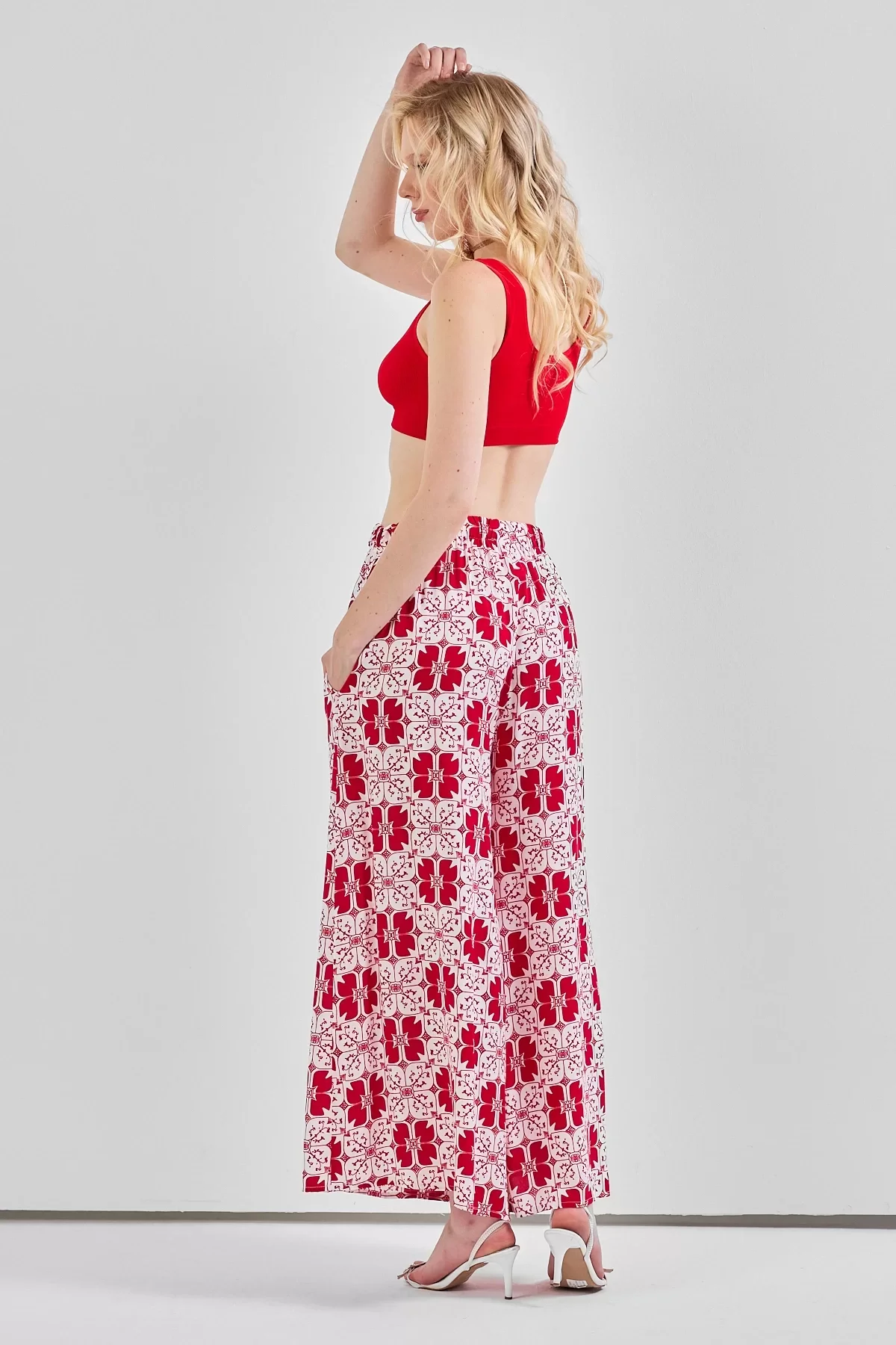 Geniş Paça Bel Lastikli Baskı Detaylı Viskon Pantolon Kırmızı Beyaz