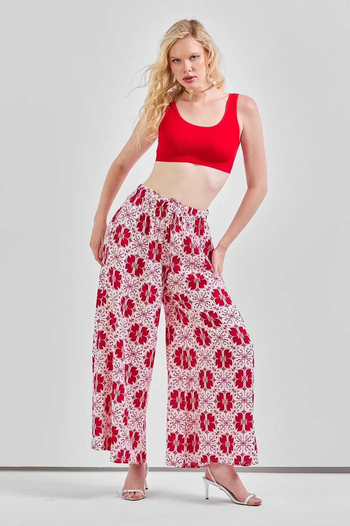 Geniş Paça Bel Lastikli Baskı Detaylı Viskon Pantolon Kırmızı Beyaz