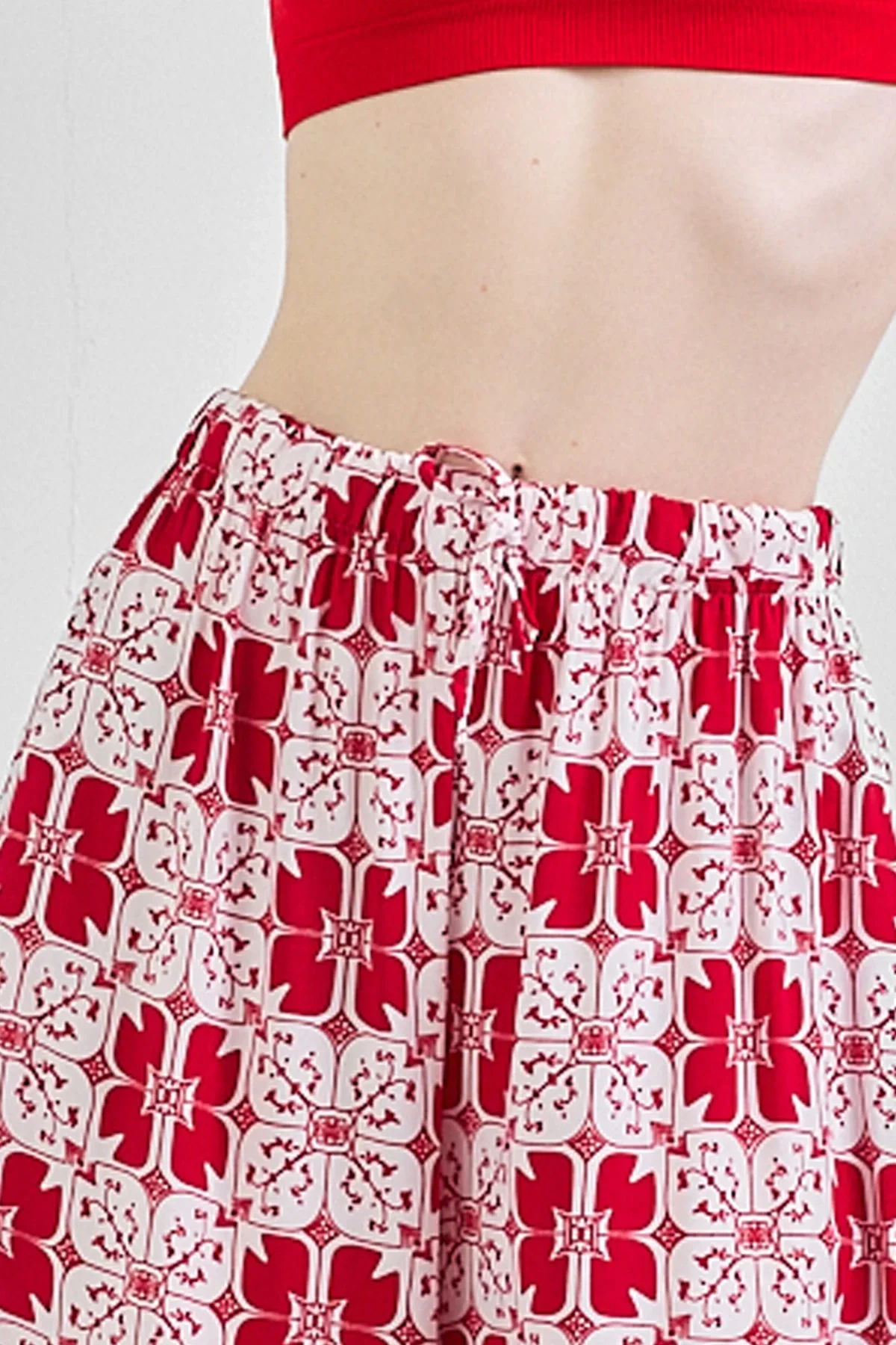 Geniş Paça Bel Lastikli Baskı Detaylı Viskon Pantolon Kırmızı Beyaz