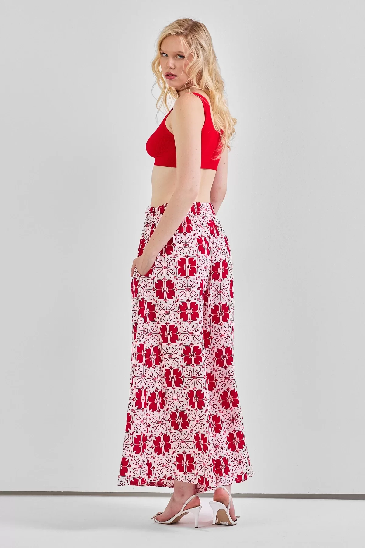 Geniş Paça Bel Lastikli Baskı Detaylı Viskon Pantolon Kırmızı Beyaz