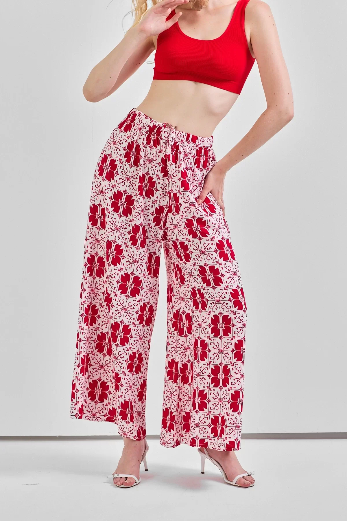 Geniş Paça Bel Lastikli Baskı Detaylı Viskon Pantolon Kırmızı Beyaz