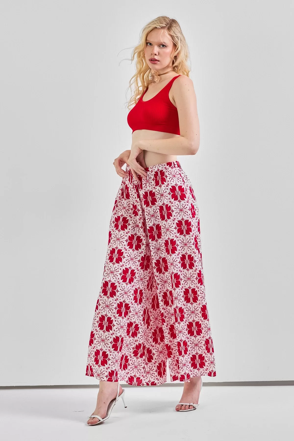 Geniş Paça Bel Lastikli Baskı Detaylı Viskon Pantolon Kırmızı Beyaz