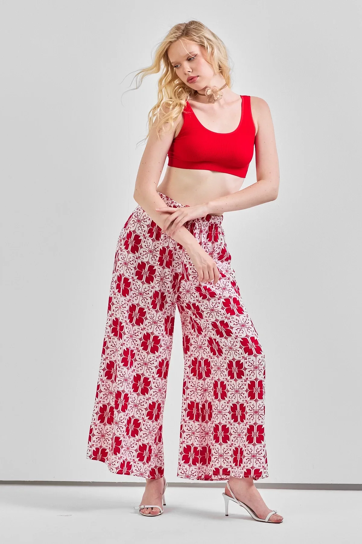 Geniş Paça Bel Lastikli Baskı Detaylı Viskon Pantolon Kırmızı Beyaz