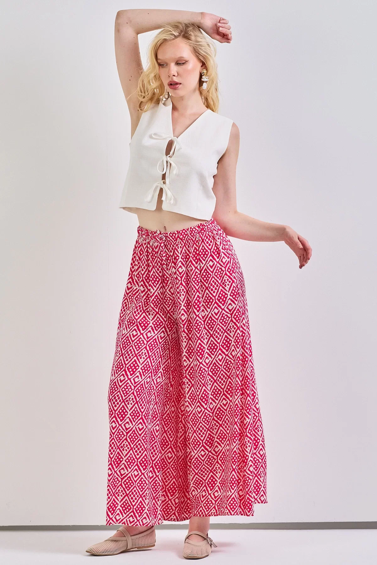 Geniş Paça Bel Lastikli Baskı Detaylı Viskon Pantolon Kırmızı Etnik Desenli