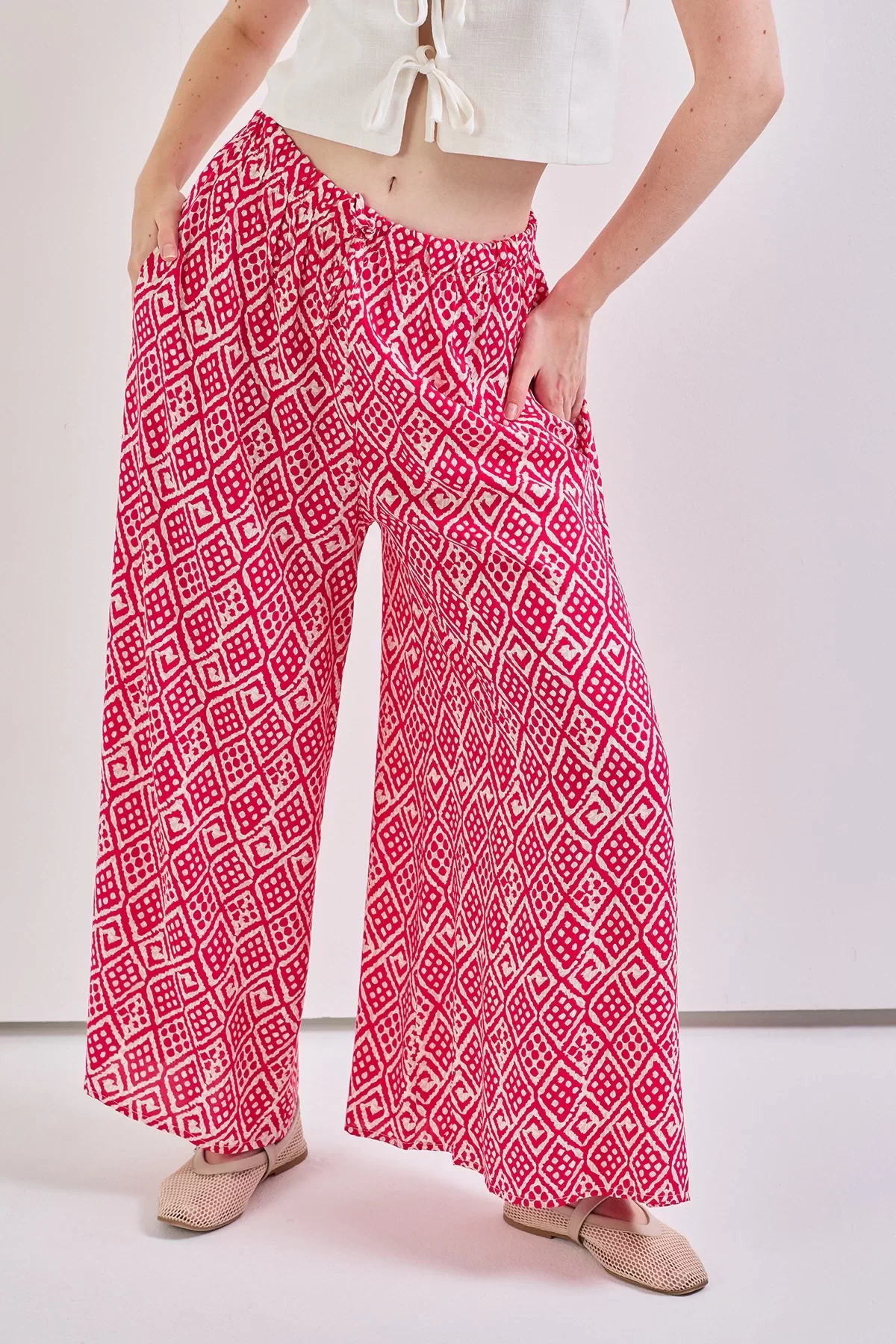 Geniş Paça Bel Lastikli Baskı Detaylı Viskon Pantolon Kırmızı Etnik Desenli