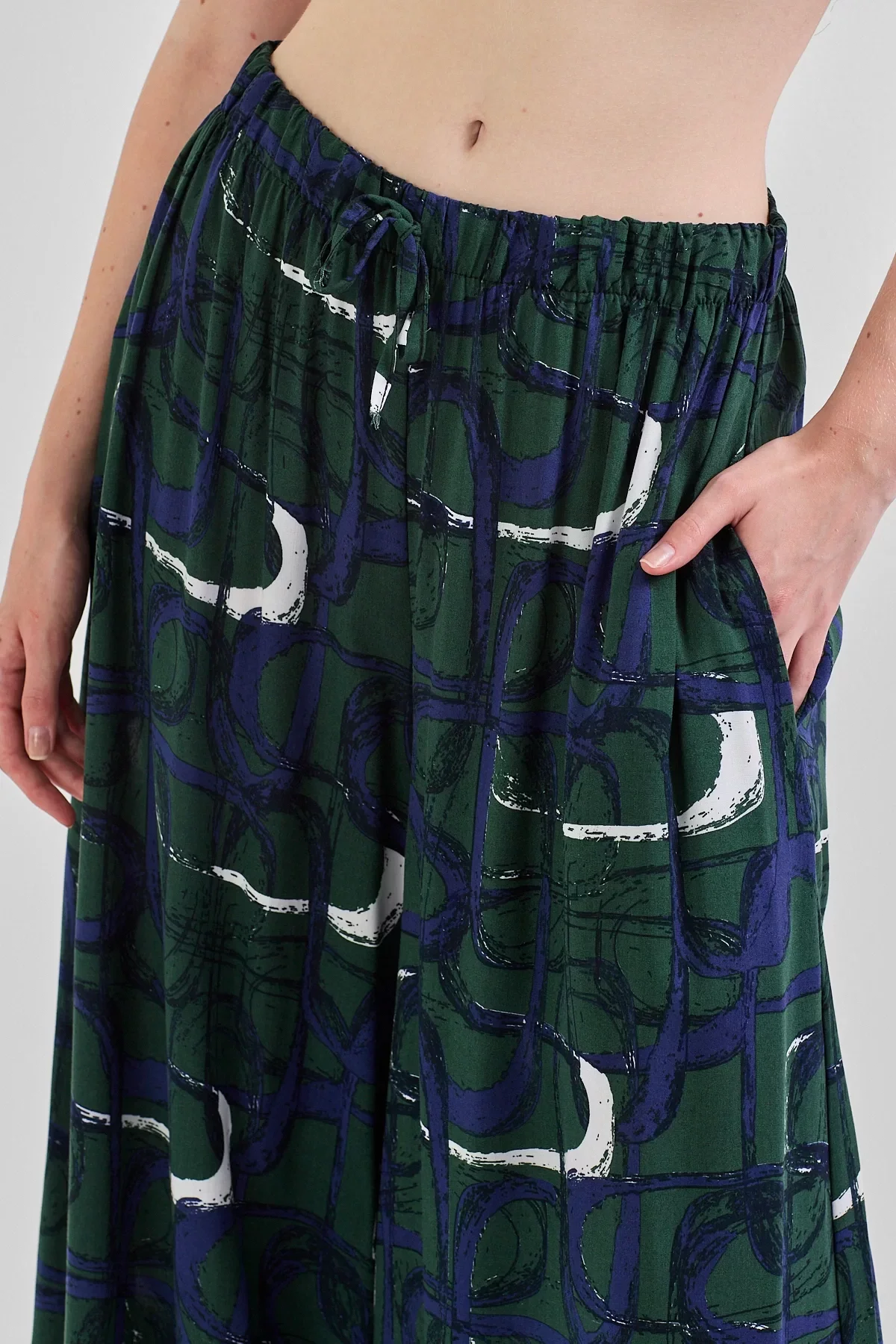 Geniş Paça Bel Lastikli Baskı Detaylı Viskon Pantolon Koyu Yeşil