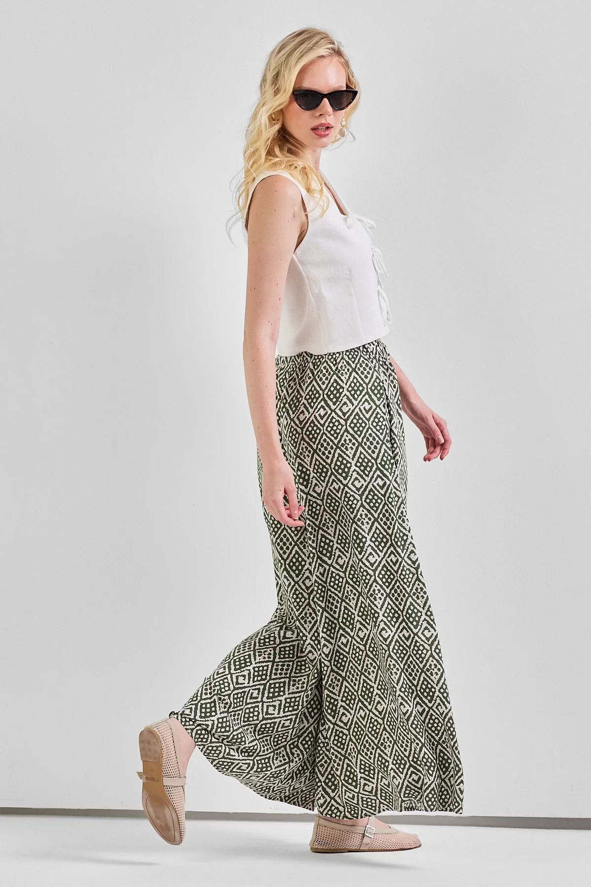 Geniş Paça Bel Lastikli Baskı Detaylı Viskon Pantolon Yeşil Etnik Desenli