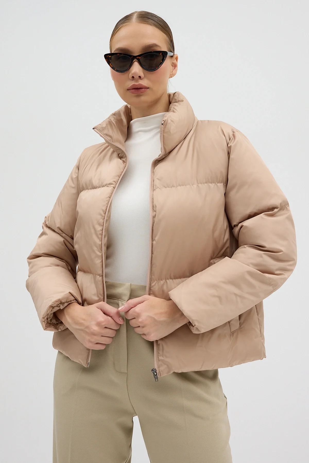 Kadın Bej Fermuarlı Astarlı Kısa Şişme Mont