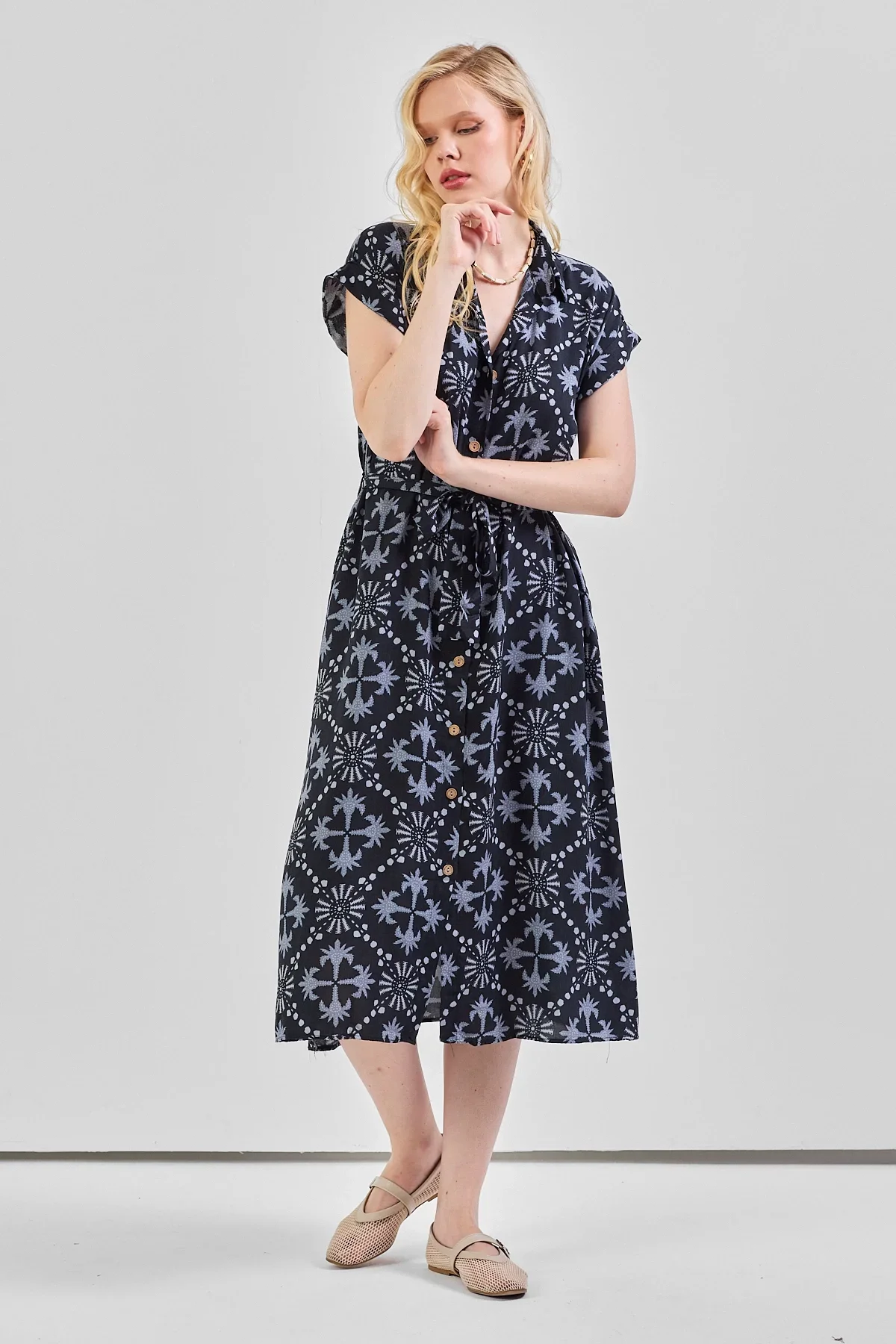 Kadın Desenli Kuşak Detaylı Gömlek Elbise Siyah