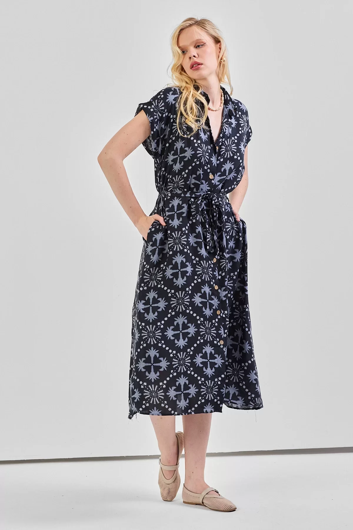 Kadın Desenli Kuşak Detaylı Gömlek Elbise Siyah