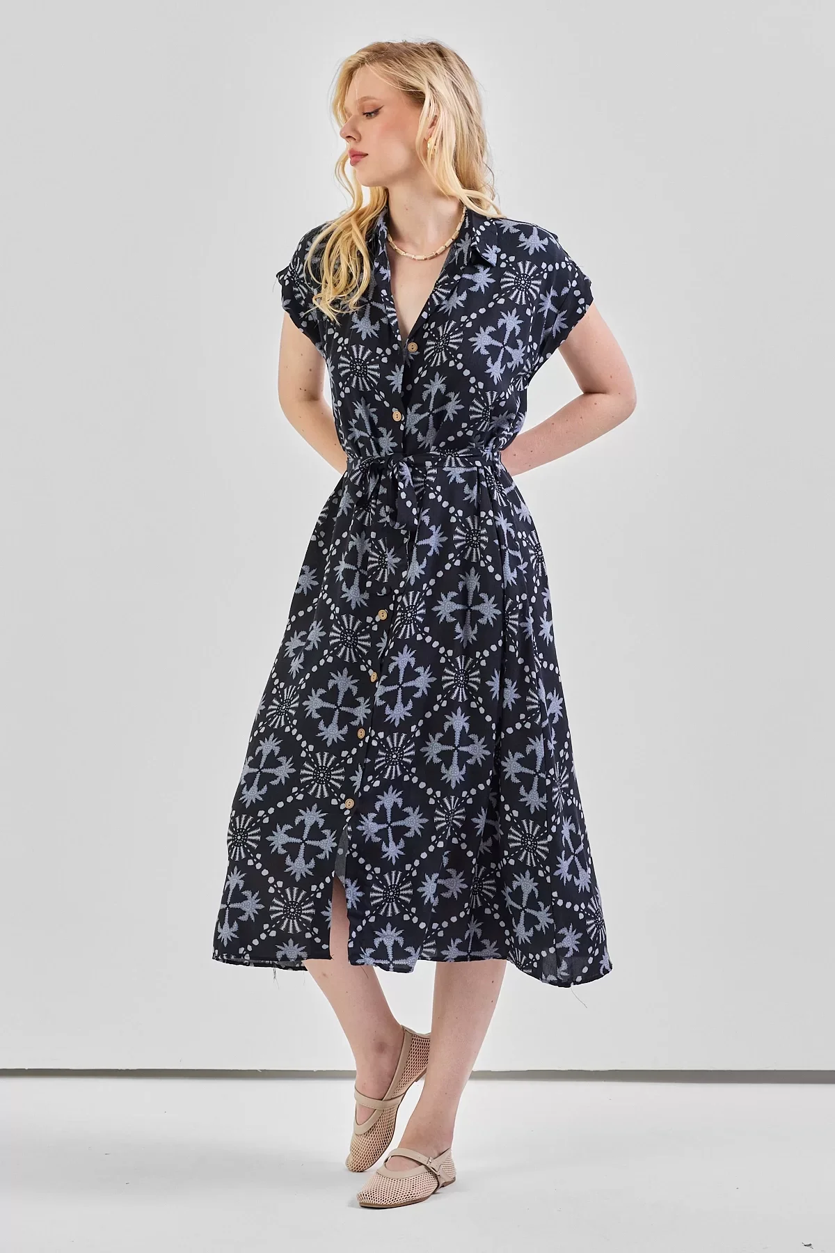 Kadın Desenli Kuşak Detaylı Gömlek Elbise Siyah