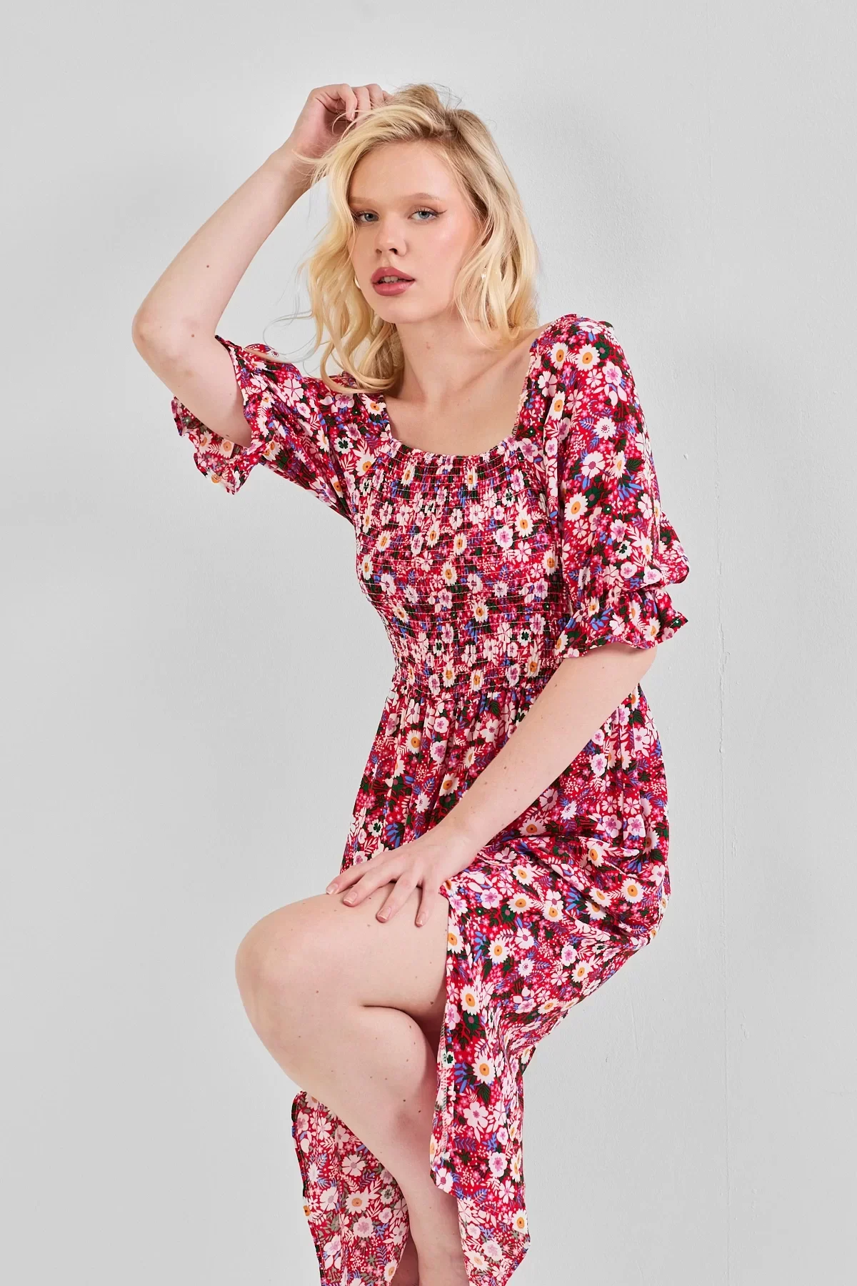 Kadın Kare Yaka Gipeli Desenli Viskon Elbise Kırmızı