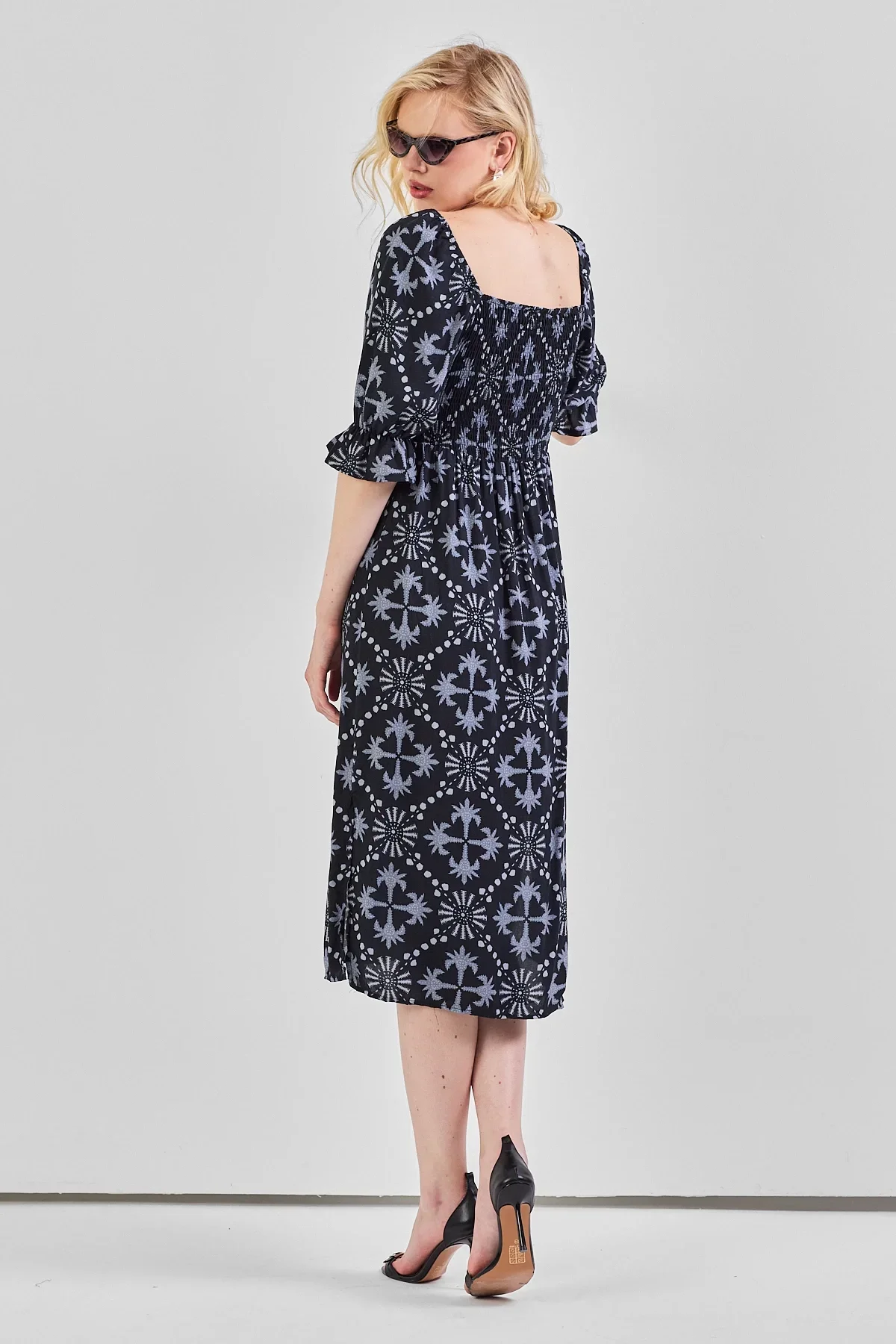 Kadın Kare Yaka Gipeli Desenli Viskon Elbise Siyah Gri