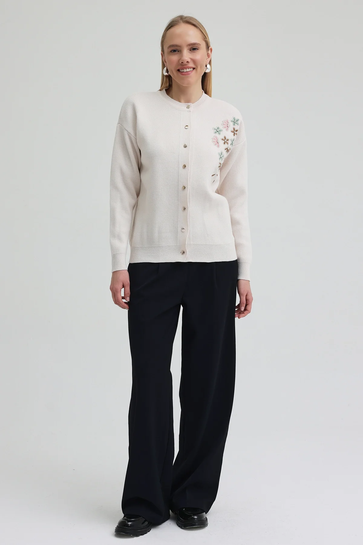 Kadın Ekru Nakış İşlemeli Boncuklu Triko Hırka