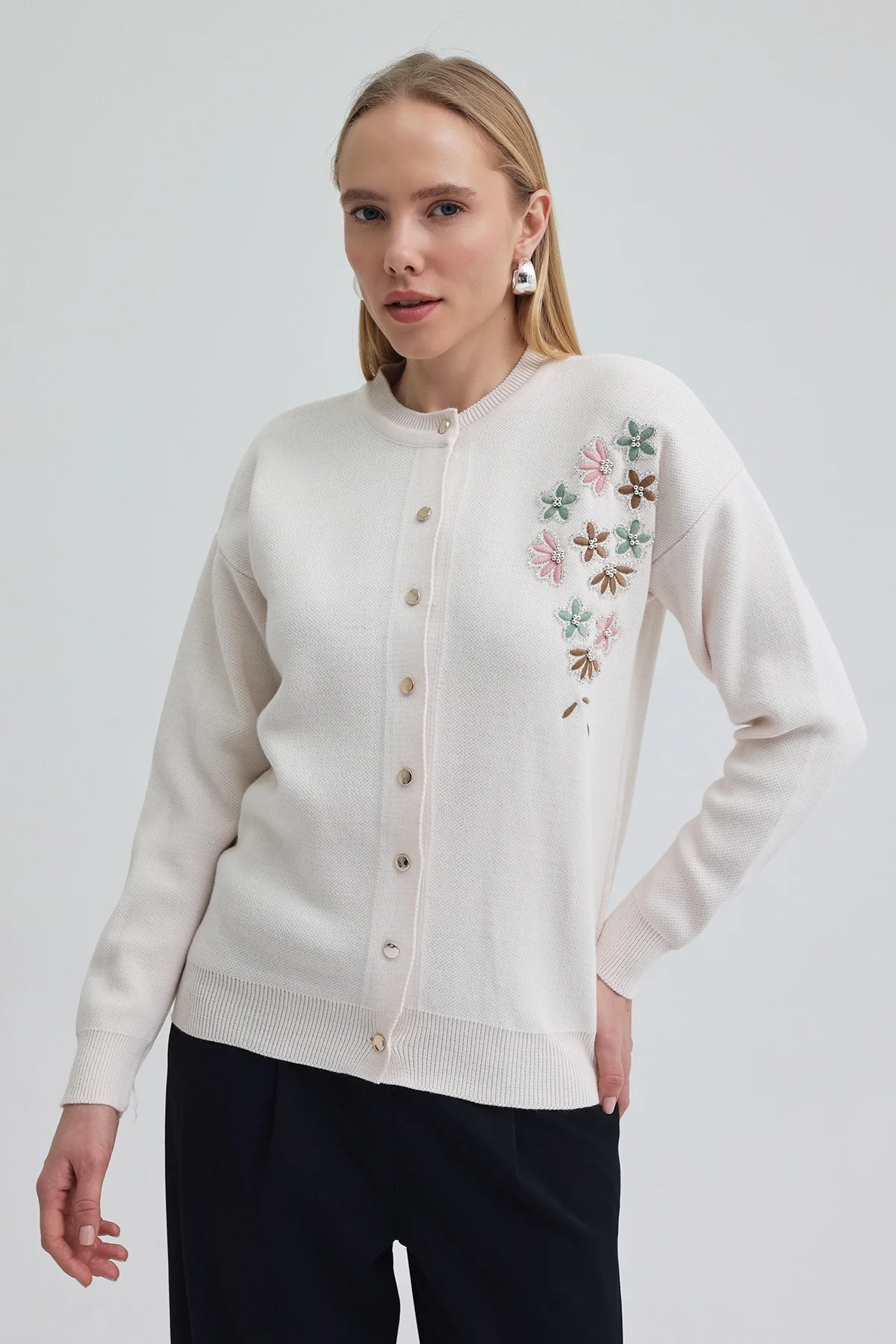 Kadın Ekru Nakış İşlemeli Boncuklu Triko Hırka