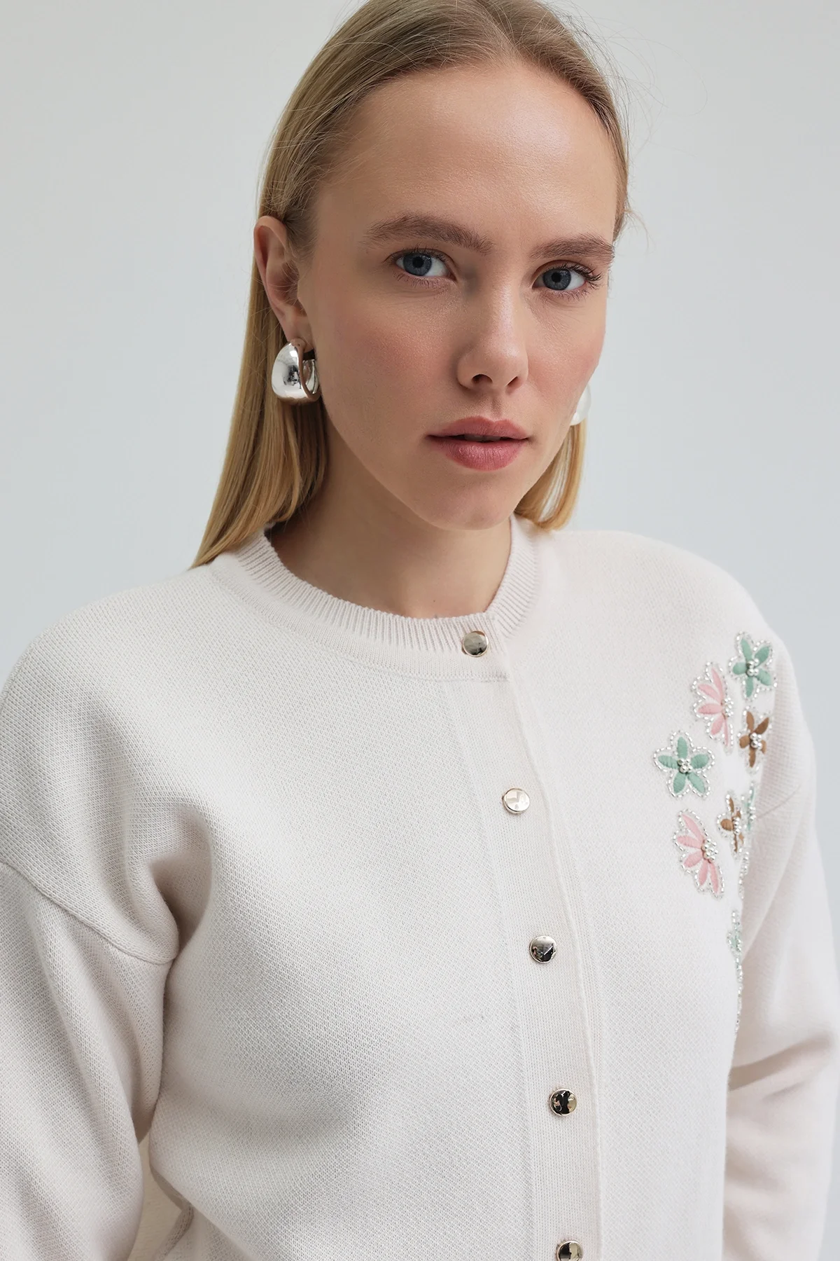 Kadın Ekru Nakış İşlemeli Boncuklu Triko Hırka