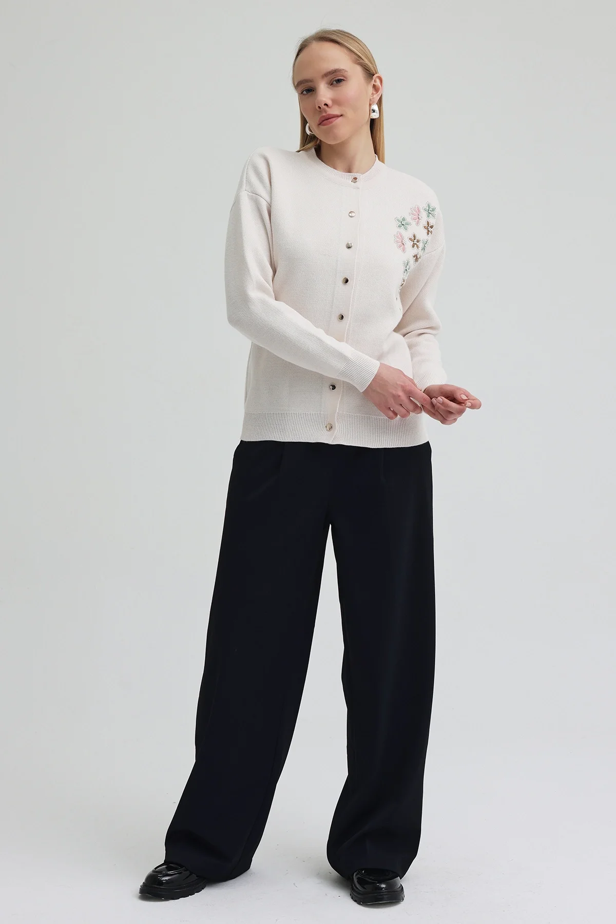 Kadın Ekru Nakış İşlemeli Boncuklu Triko Hırka