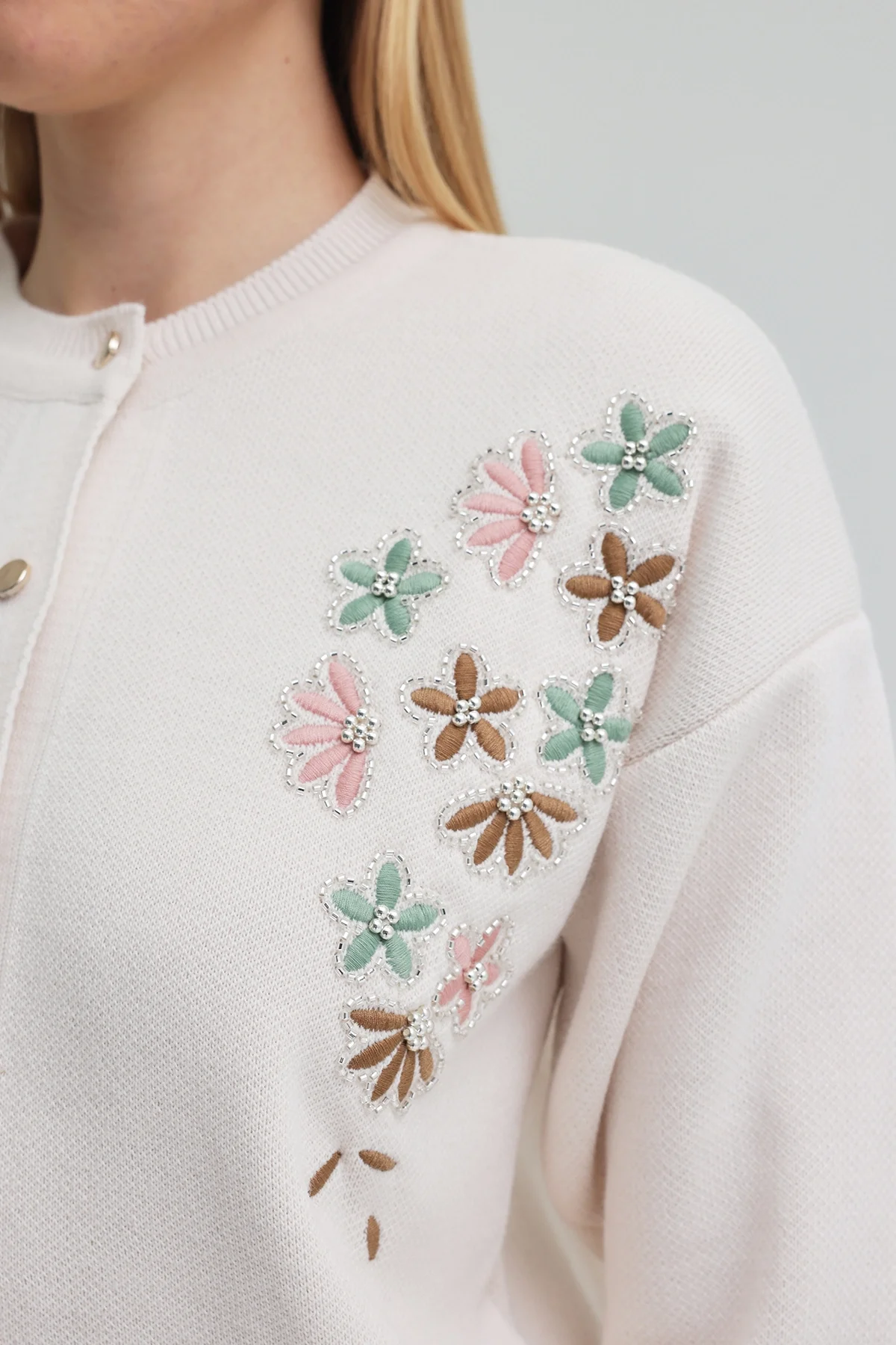 Kadın Ekru Nakış İşlemeli Boncuklu Triko Hırka