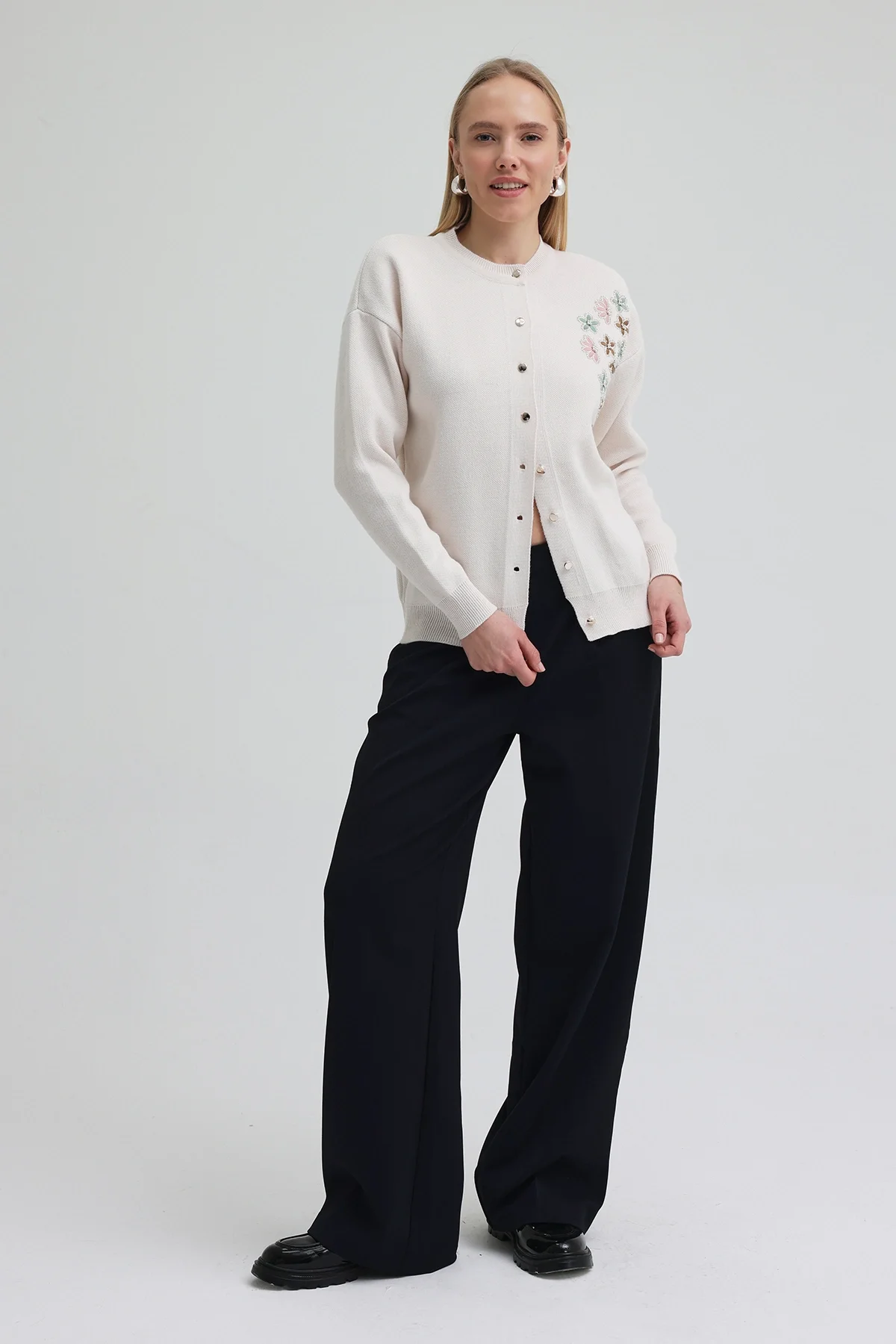 Kadın Ekru Nakış İşlemeli Boncuklu Triko Hırka